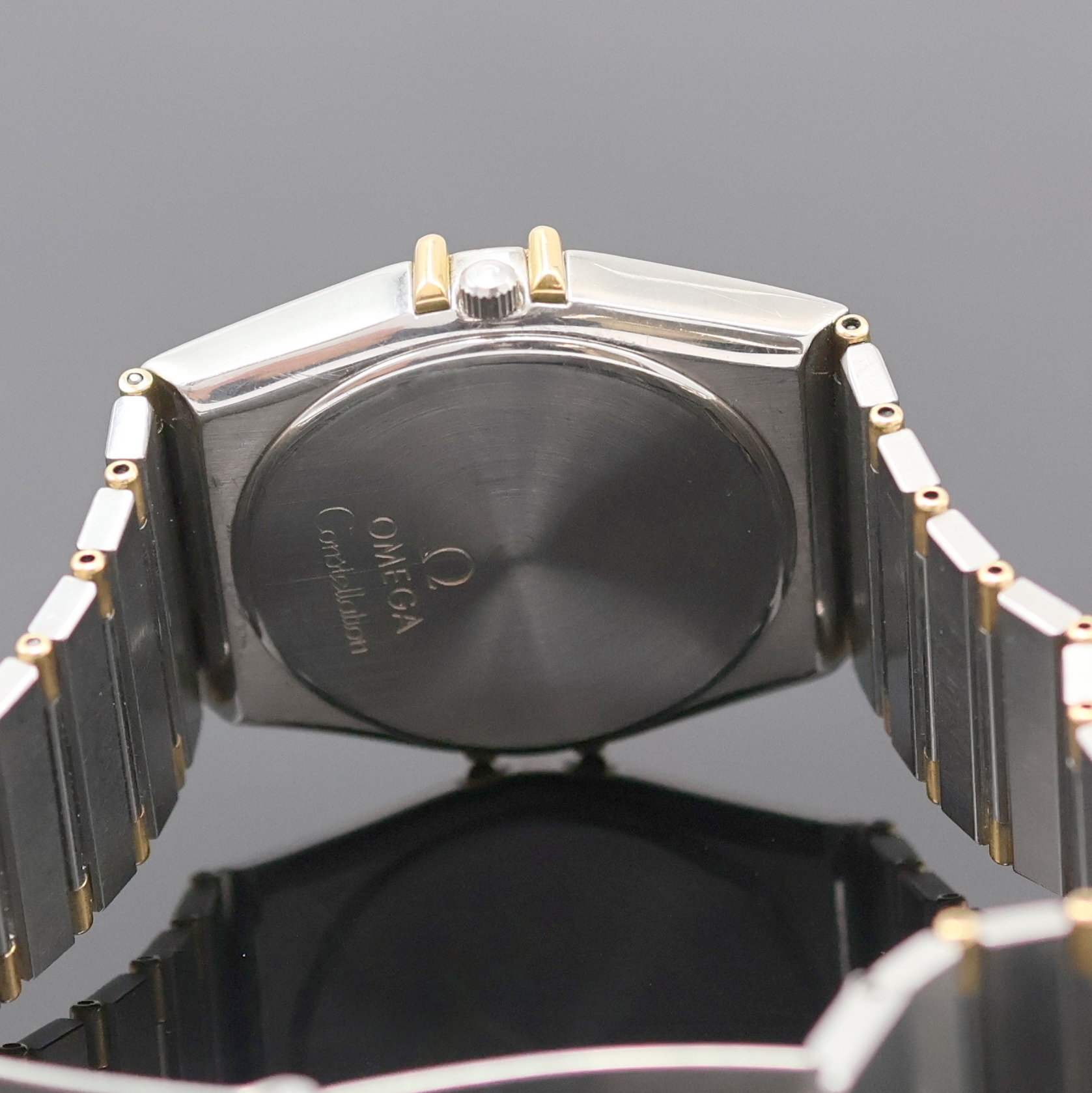 Detail e: OMEGA Herrenarmbanduhr Constellation Referenz 396.1070/396.1080, Schweiz um 1990, Edelstahl/gold kombiniert inkl. Gliederband, Boden aufgedr., ...