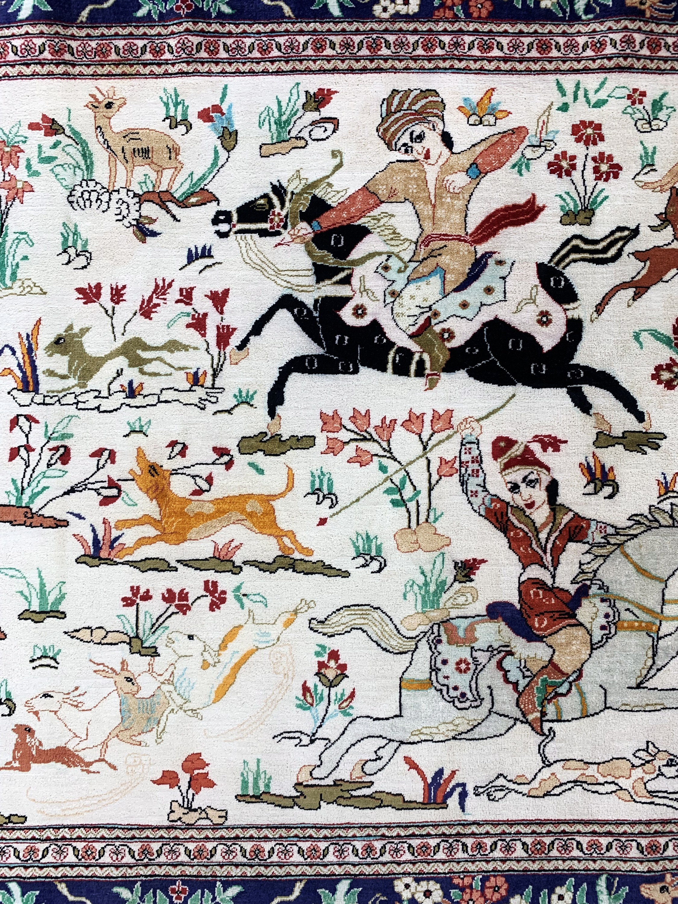 Detail b: Ghom Seide"Jagd-Motiv", Persien, Mitte 20.Jhd, reine Naturseide, ca. 150 x 100 cm, EHZ: 1-2, (fachkundig gereinigt)