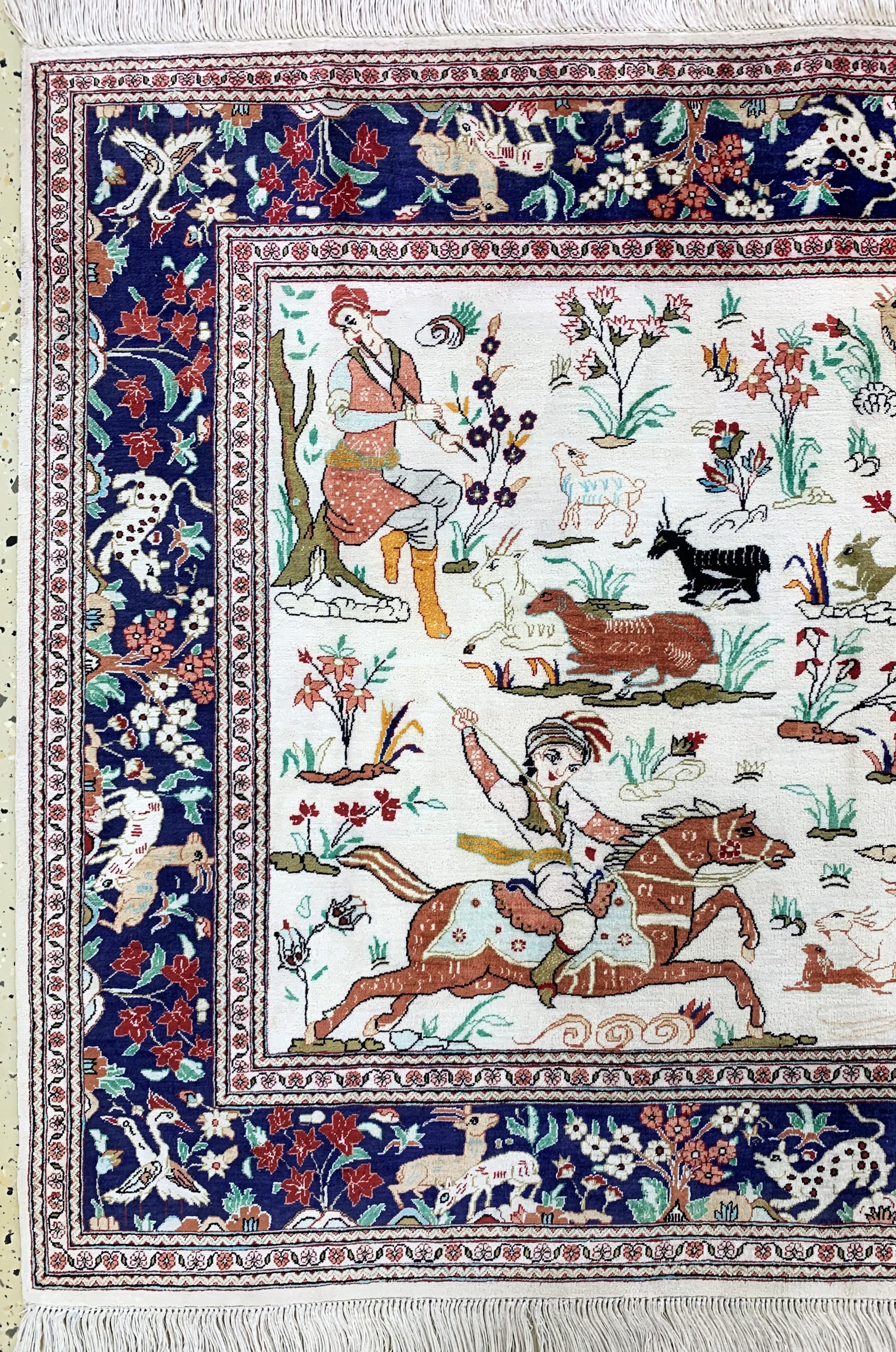 Detail c: Ghom Seide"Jagd-Motiv", Persien, Mitte 20.Jhd, reine Naturseide, ca. 150 x 100 cm, EHZ: 1-2, (fachkundig gereinigt)