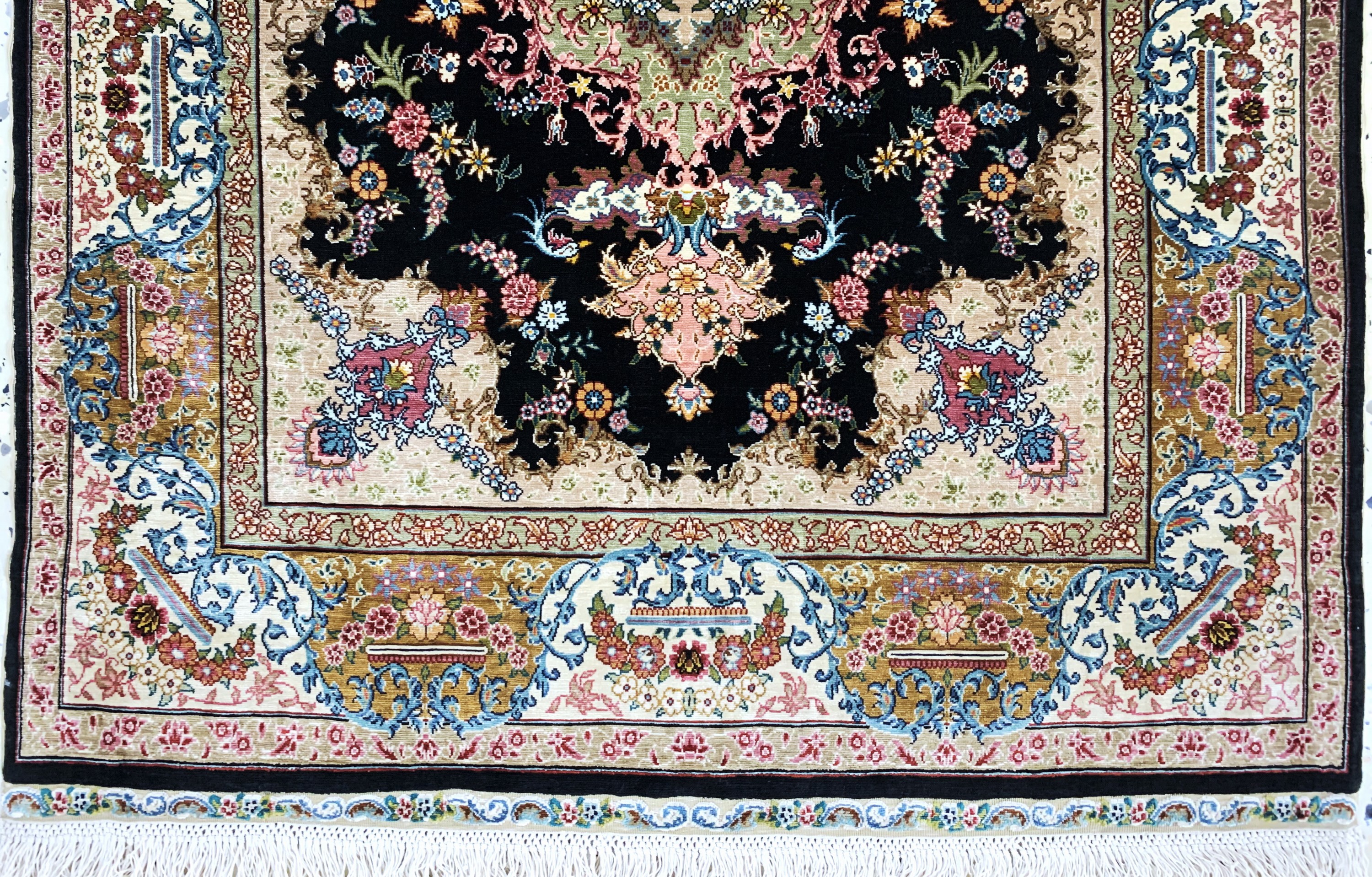 Detail c: Hereke Seide Sehr fein(15 x 15) Türkei, signiert"Özipek", Mitte 20.Jhd, reine Naturseide, ca. 82 x 60 cm, ca. 2,2 Mio. Kn/qm, ...