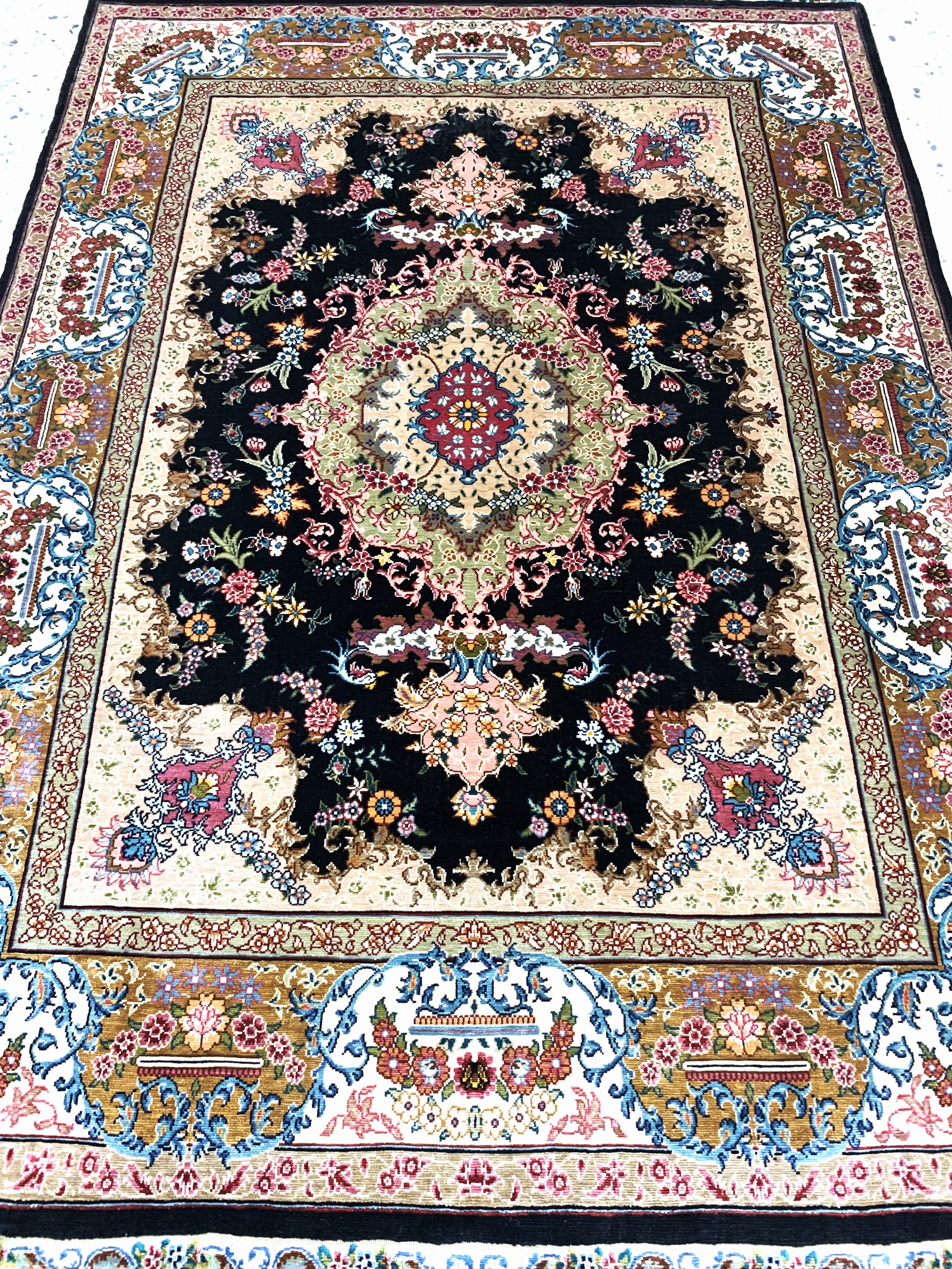 Detail e: Hereke Seide Sehr fein(15 x 15) Türkei, signiert"Özipek", Mitte 20.Jhd, reine Naturseide, ca. 82 x 60 cm, ca. 2,2 Mio. Kn/qm, ...