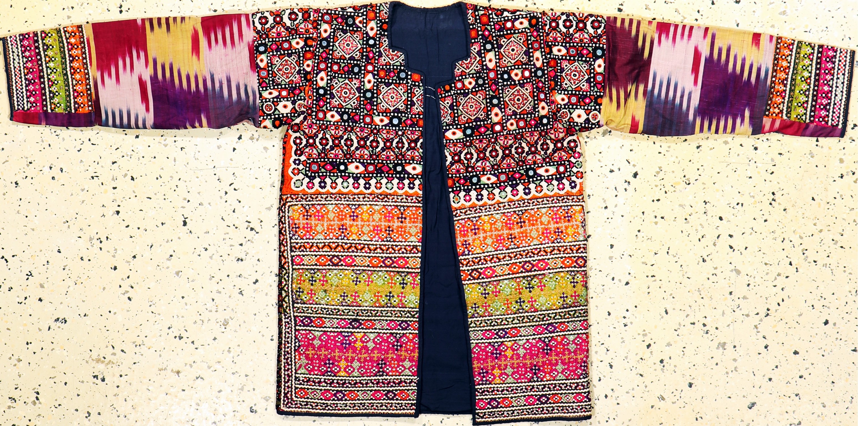 Nomaden-Jacke alt, Turkmenistan, Anfang 20.Jhd, Baumwoll-Seidestickerei, ca. 160 x 80 cm, EHZ: 2