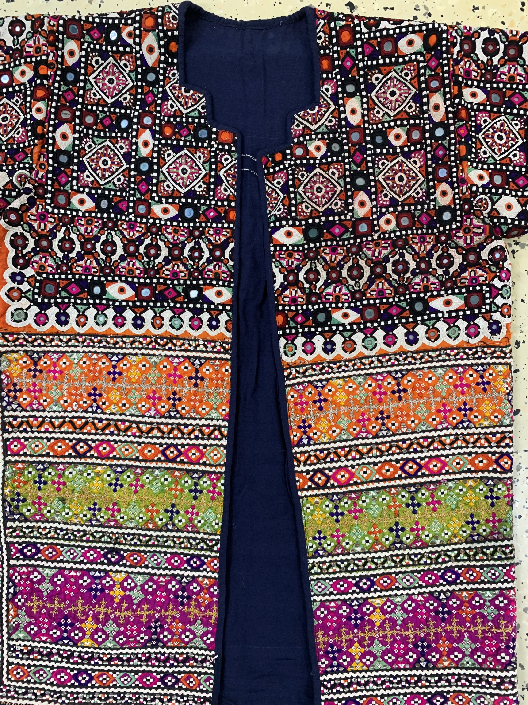 Detail a: Nomaden-Jacke alt, Turkmenistan, Anfang 20.Jhd, Baumwoll-Seidestickerei, ca. 160 x 80 cm, EHZ: 2