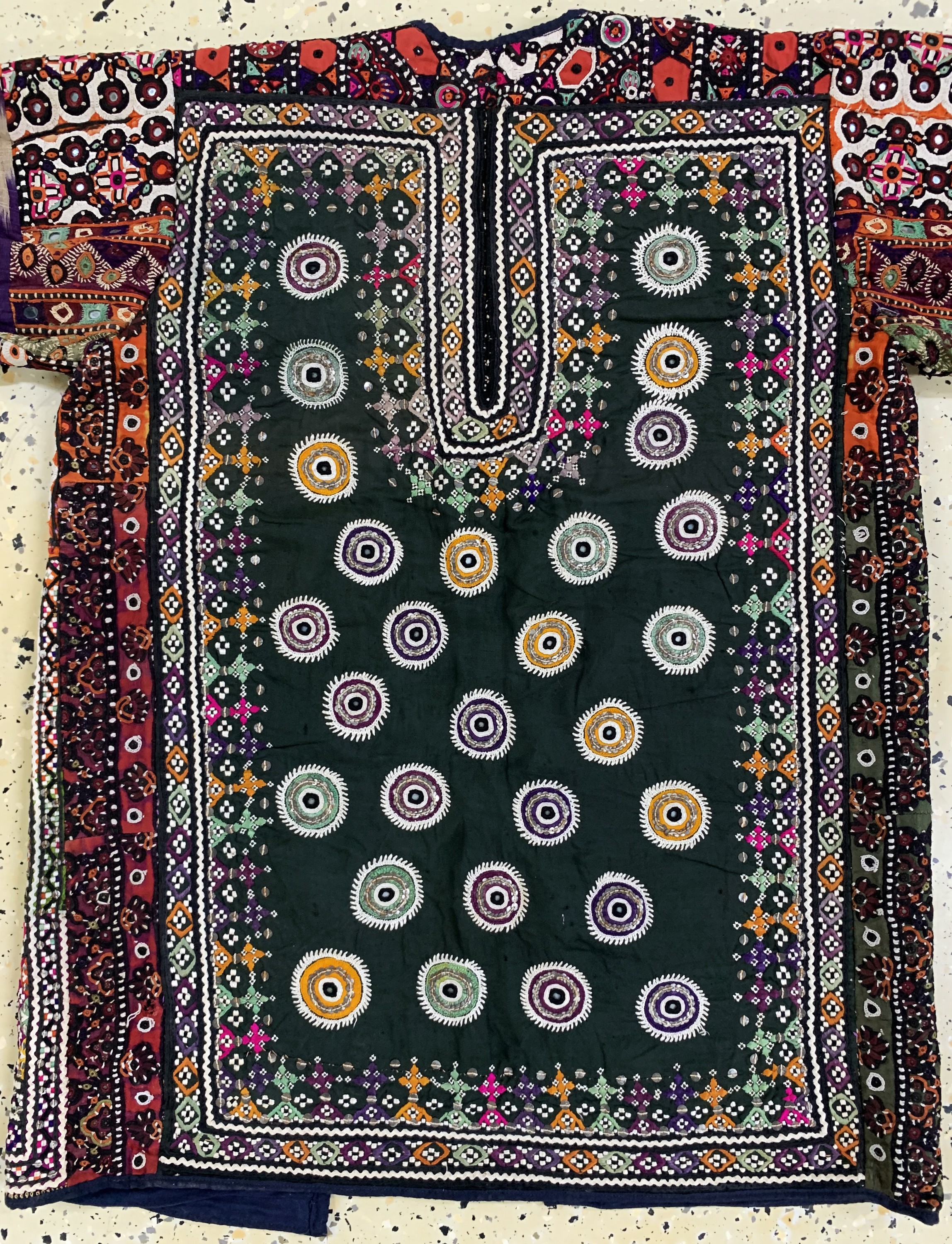 Detail b: Nomaden-Jacke alt, Turkmenistan, Anfang 20.Jhd, Baumwoll-Seidestickerei, ca. 160 x 80 cm, EHZ: 2
