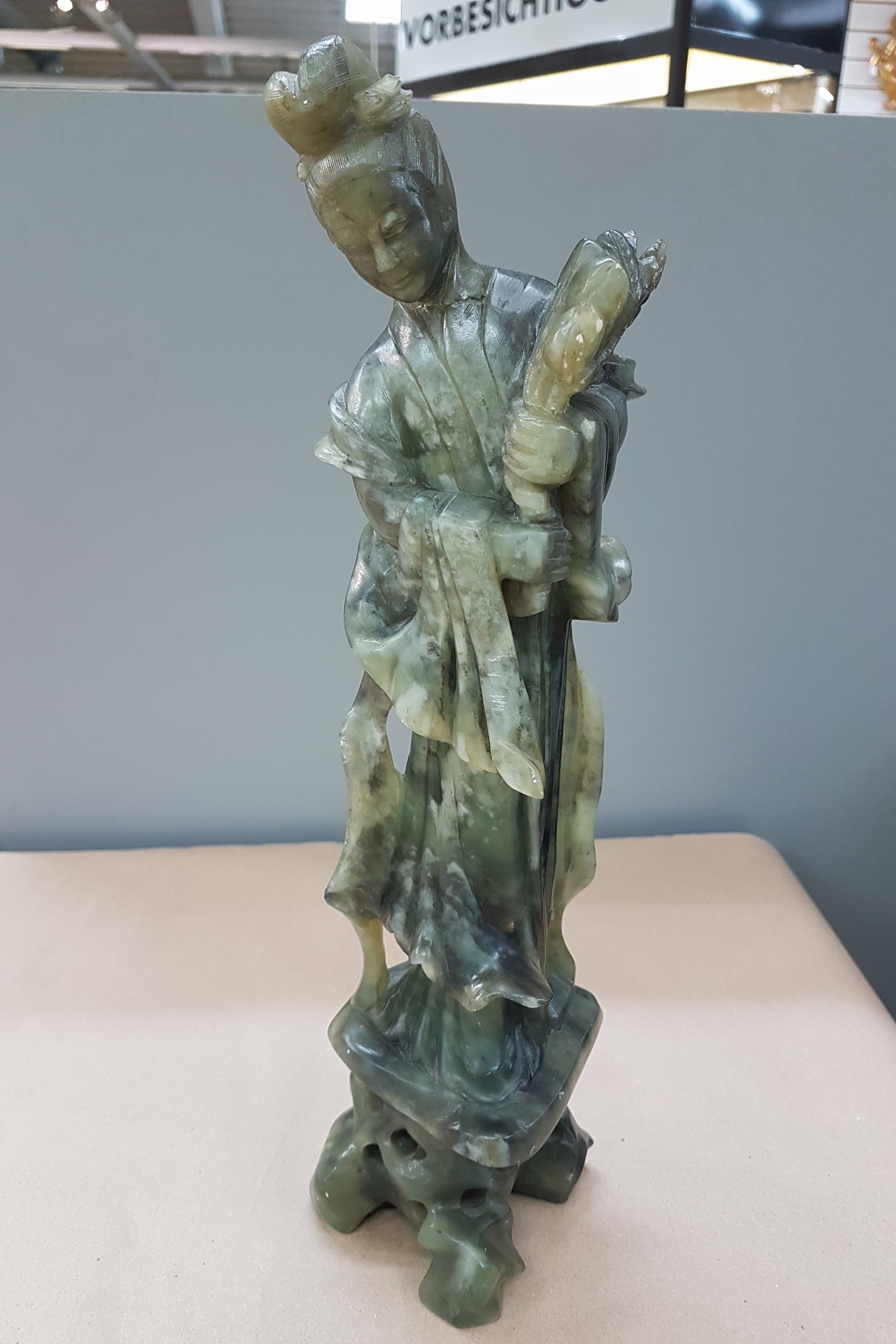 Detail a: Guan Yin, China, 20. Jh., Jade/Nephrit geschnitzt, stehend mit Blumen in der Hand, H. ca. 36cm, leicht best.