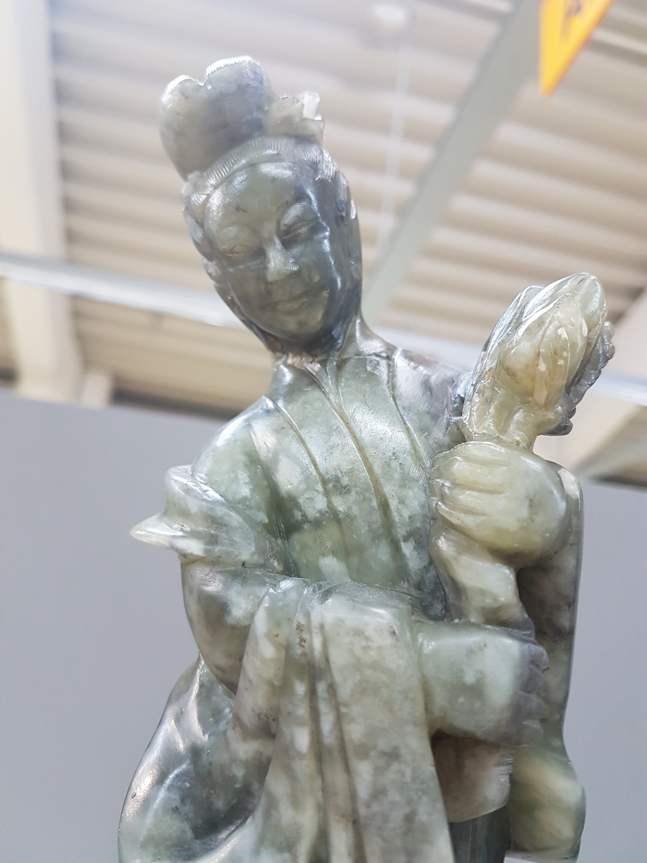 Detail b: Guan Yin, China, 20. Jh., Jade/Nephrit geschnitzt, stehend mit Blumen in der Hand, H. ca. 36cm, leicht best.