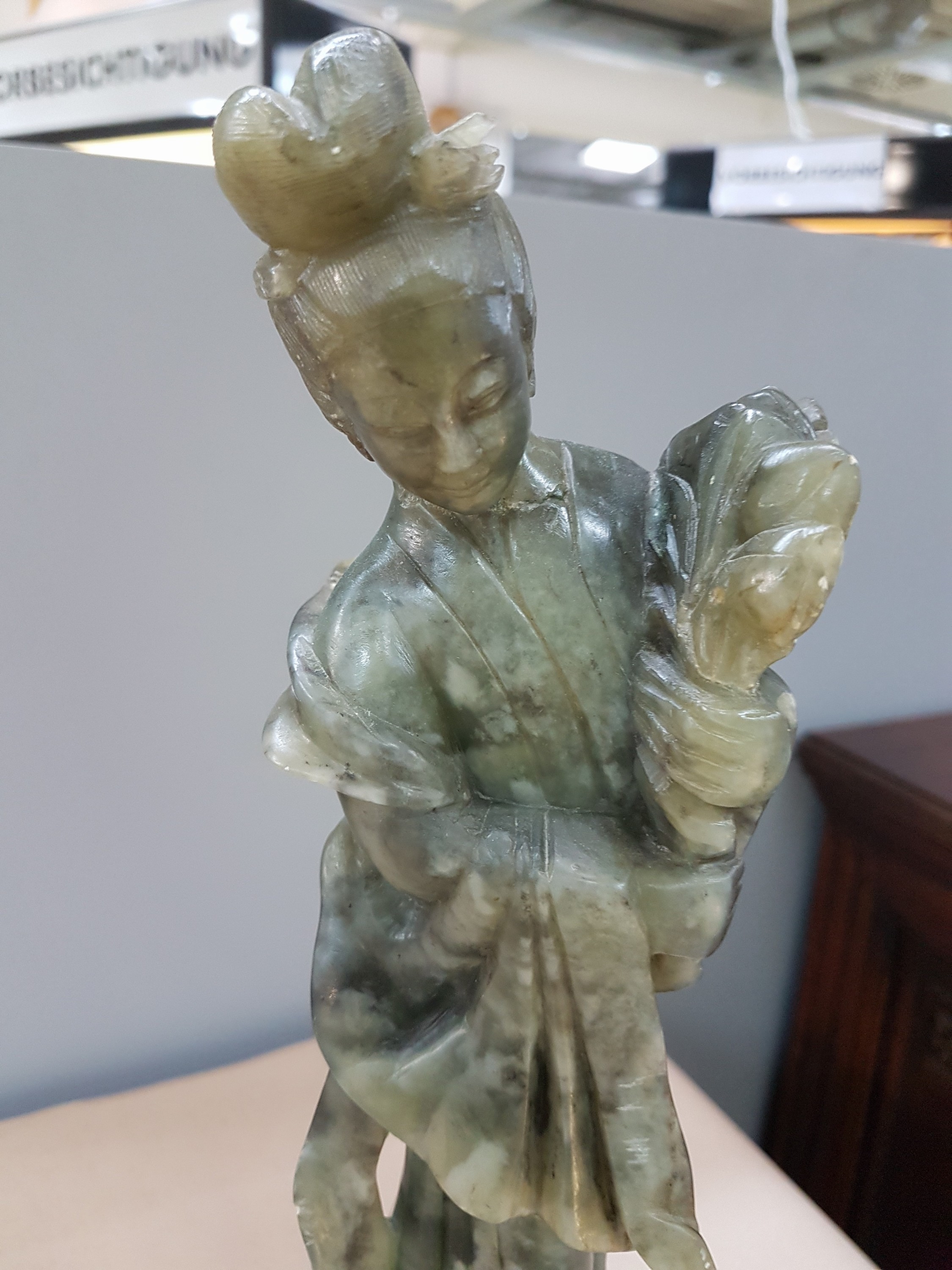 Detail c: Guan Yin, China, 20. Jh., Jade/Nephrit geschnitzt, stehend mit Blumen in der Hand, H. ca. 36cm, leicht best.