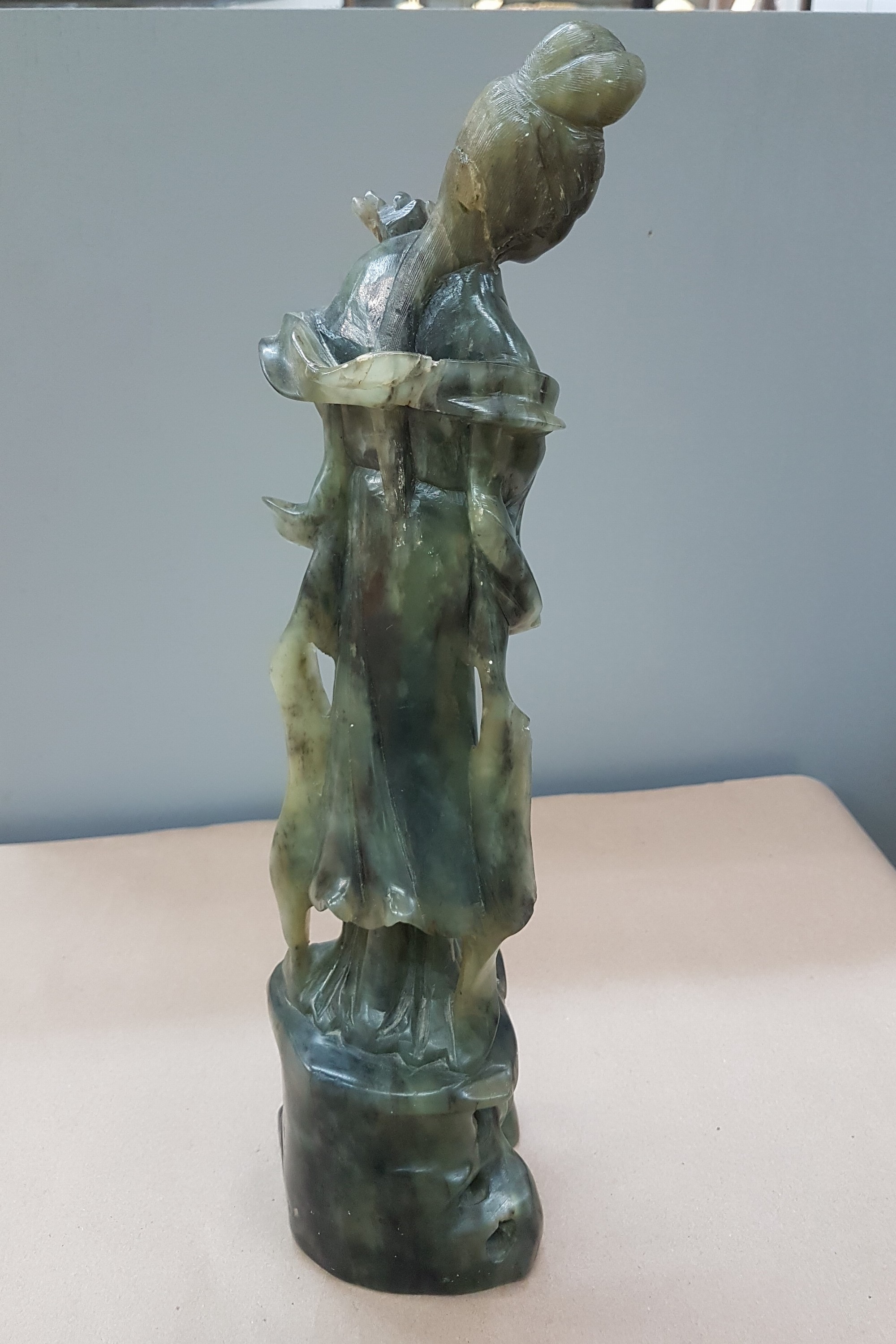 Detail d: Guan Yin, China, 20. Jh., Jade/Nephrit geschnitzt, stehend mit Blumen in der Hand, H. ca. 36cm, leicht best.