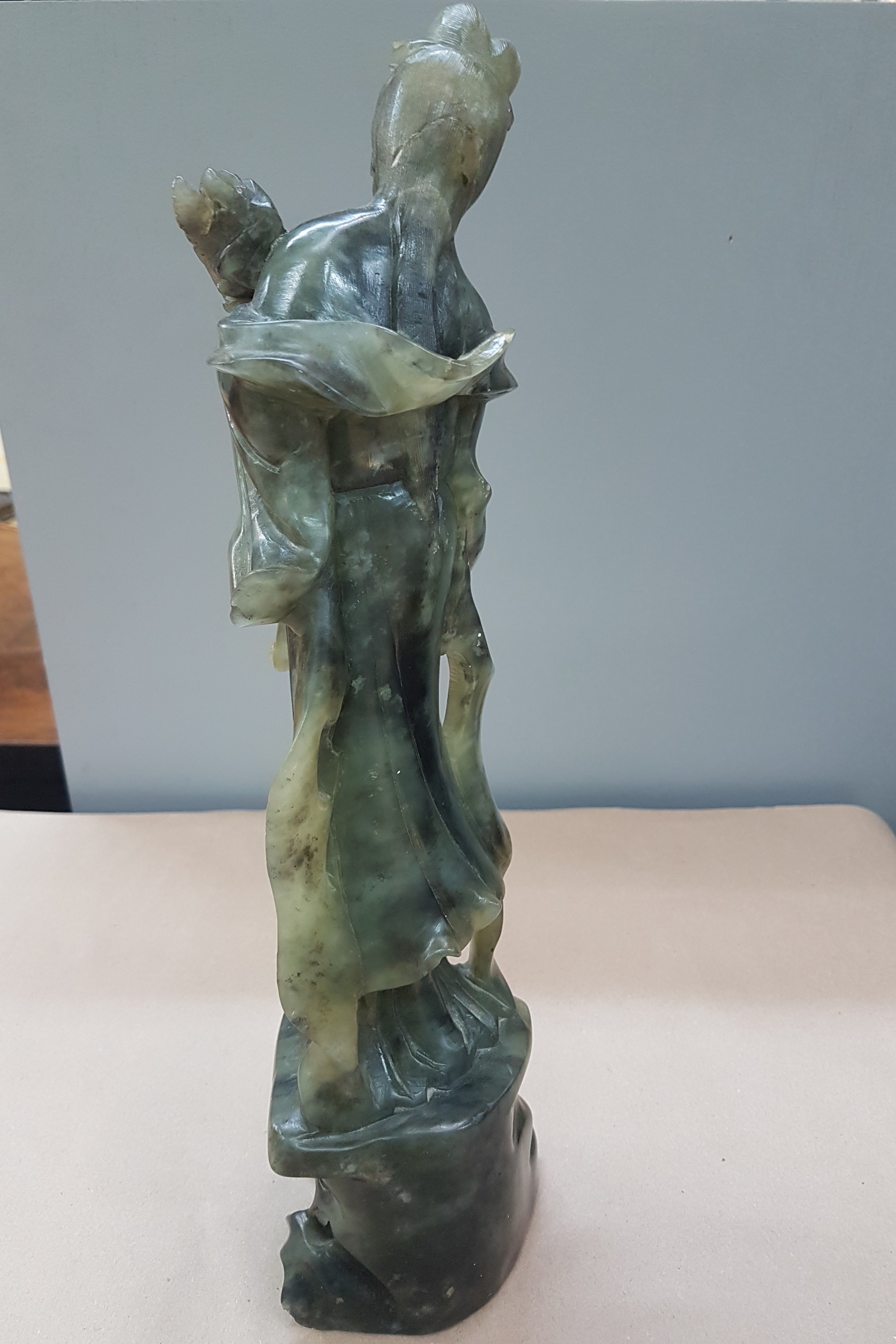 Detail e: Guan Yin, China, 20. Jh., Jade/Nephrit geschnitzt, stehend mit Blumen in der Hand, H. ca. 36cm, leicht best.