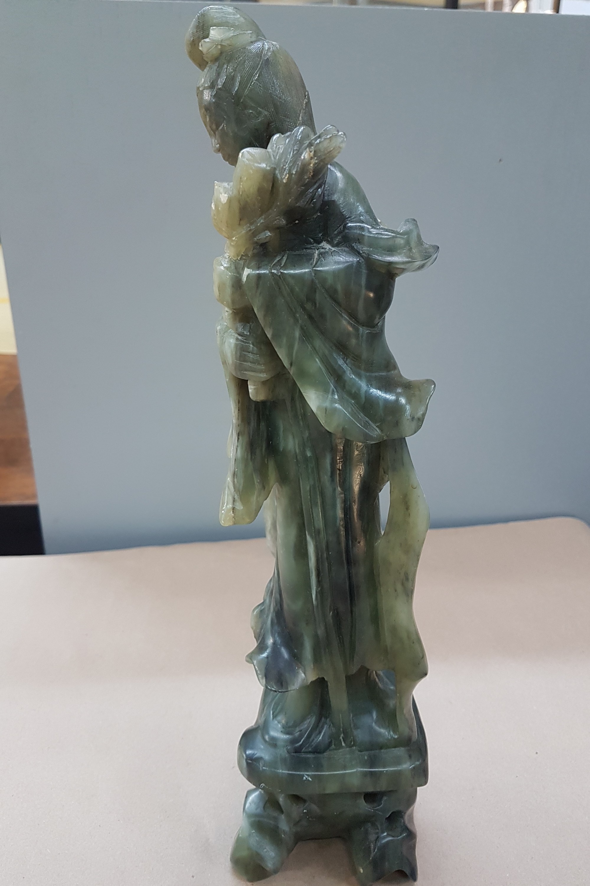 Detail f: Guan Yin, China, 20. Jh., Jade/Nephrit geschnitzt, stehend mit Blumen in der Hand, H. ca. 36cm, leicht best.