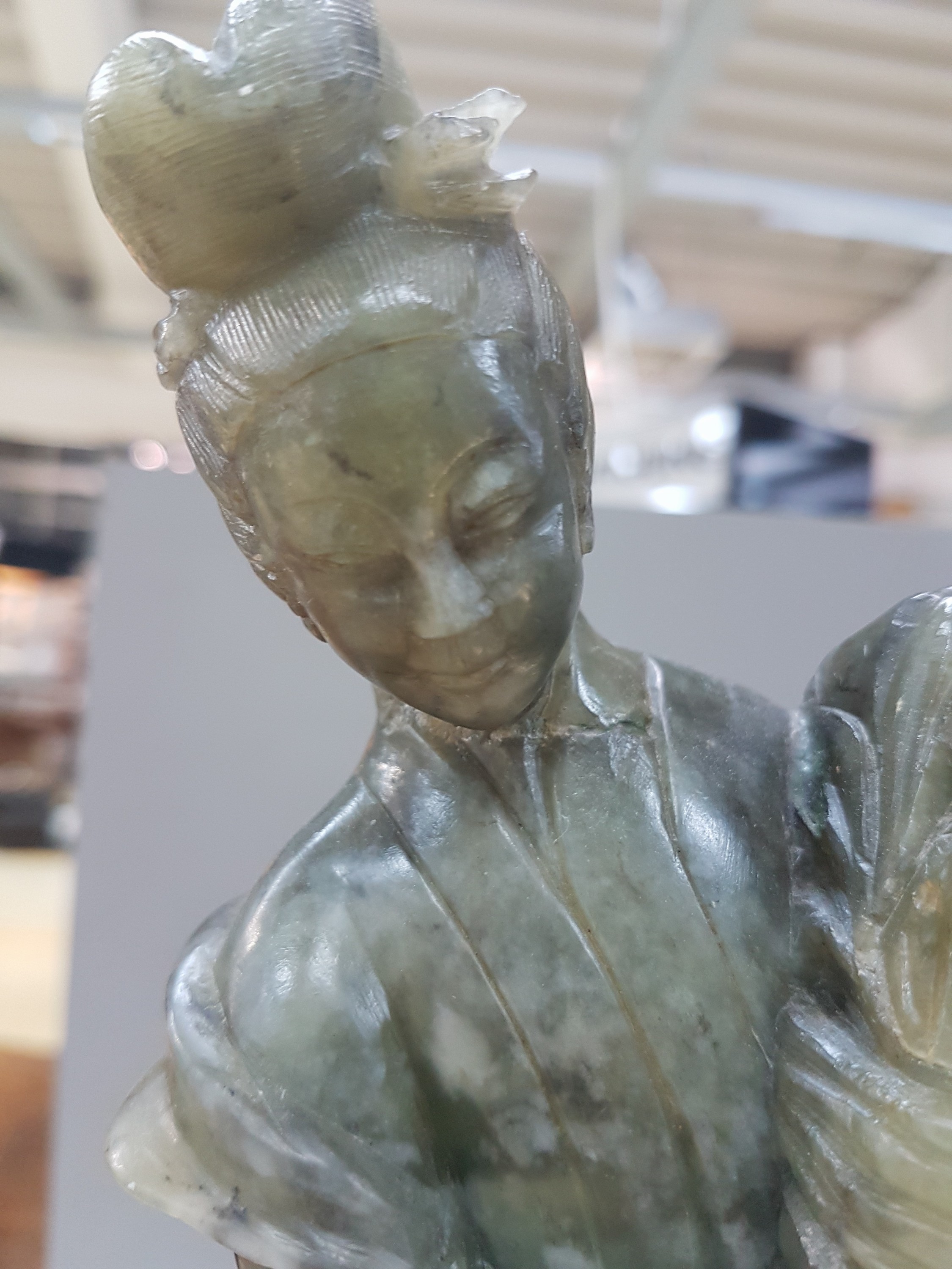 Detail i: Guan Yin, China, 20. Jh., Jade/Nephrit geschnitzt, stehend mit Blumen in der Hand, H. ca. 36cm, leicht best.