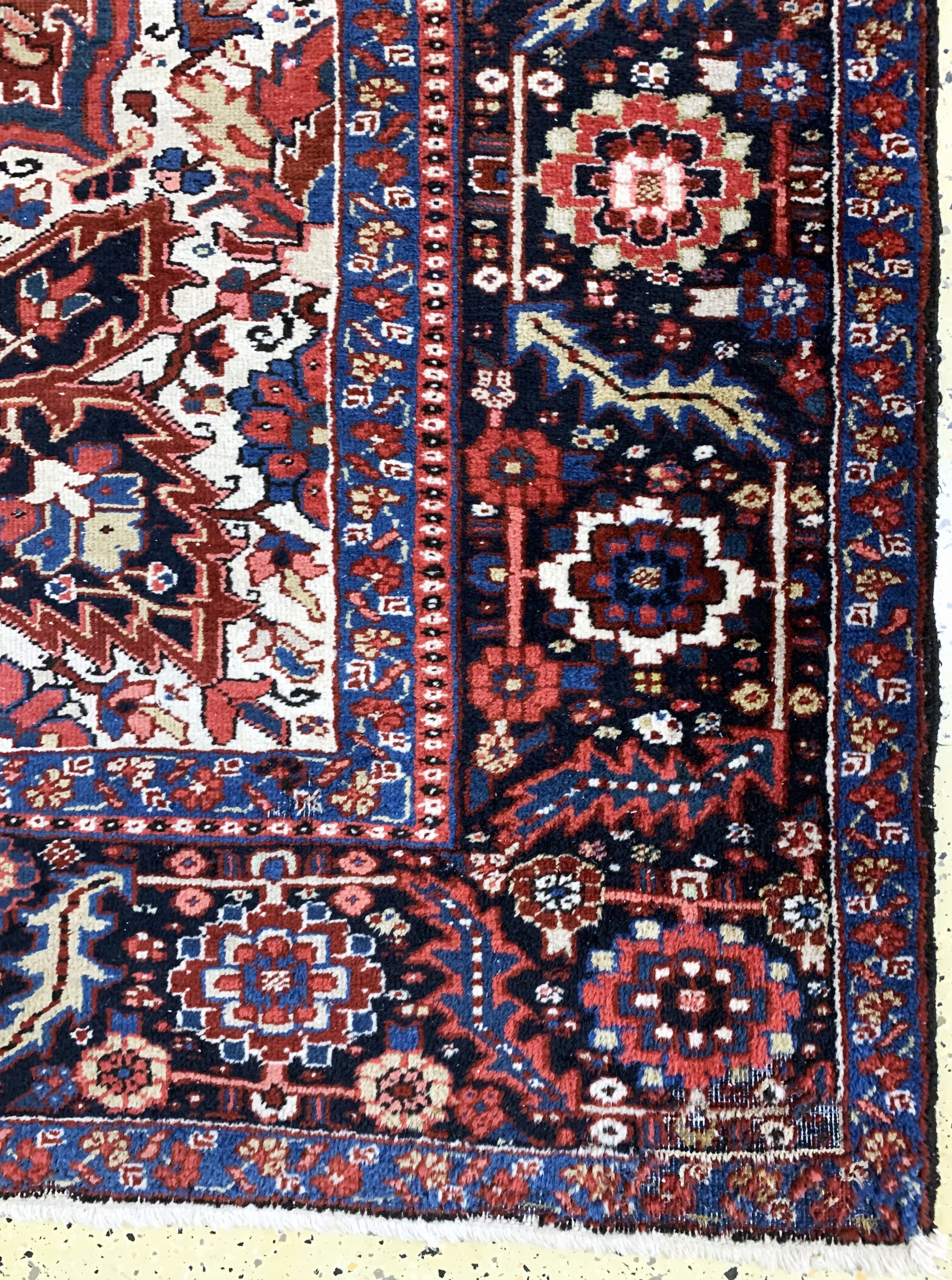Detail a: Heriz alt, Persien, Anfang 20.Jhd, Wolle auf Baumwolle, ca. 396 x 294 cm, Mottenfraß, EHZ: 3