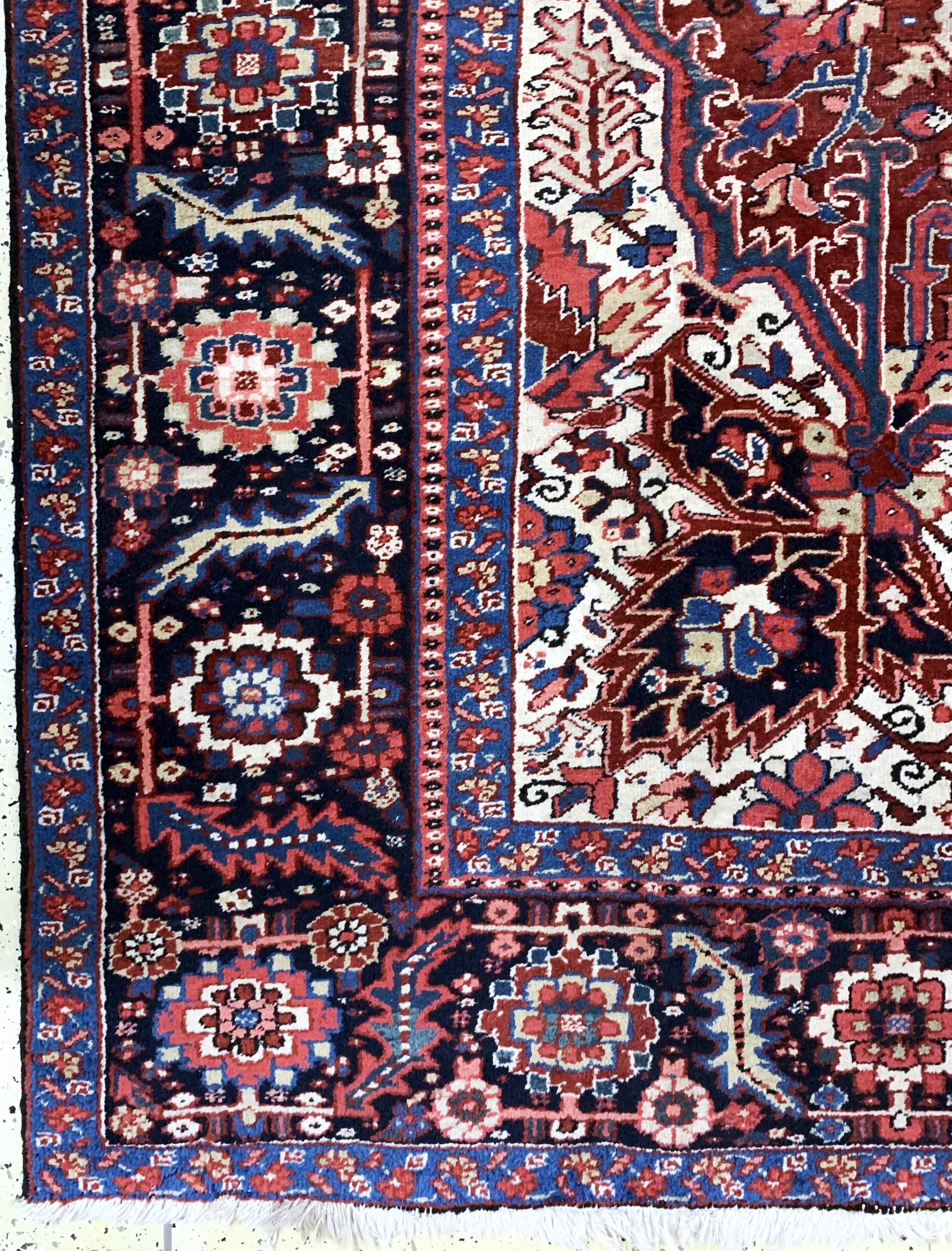 Detail c: Heriz alt, Persien, Anfang 20.Jhd, Wolle auf Baumwolle, ca. 396 x 294 cm, Mottenfraß, EHZ: 3