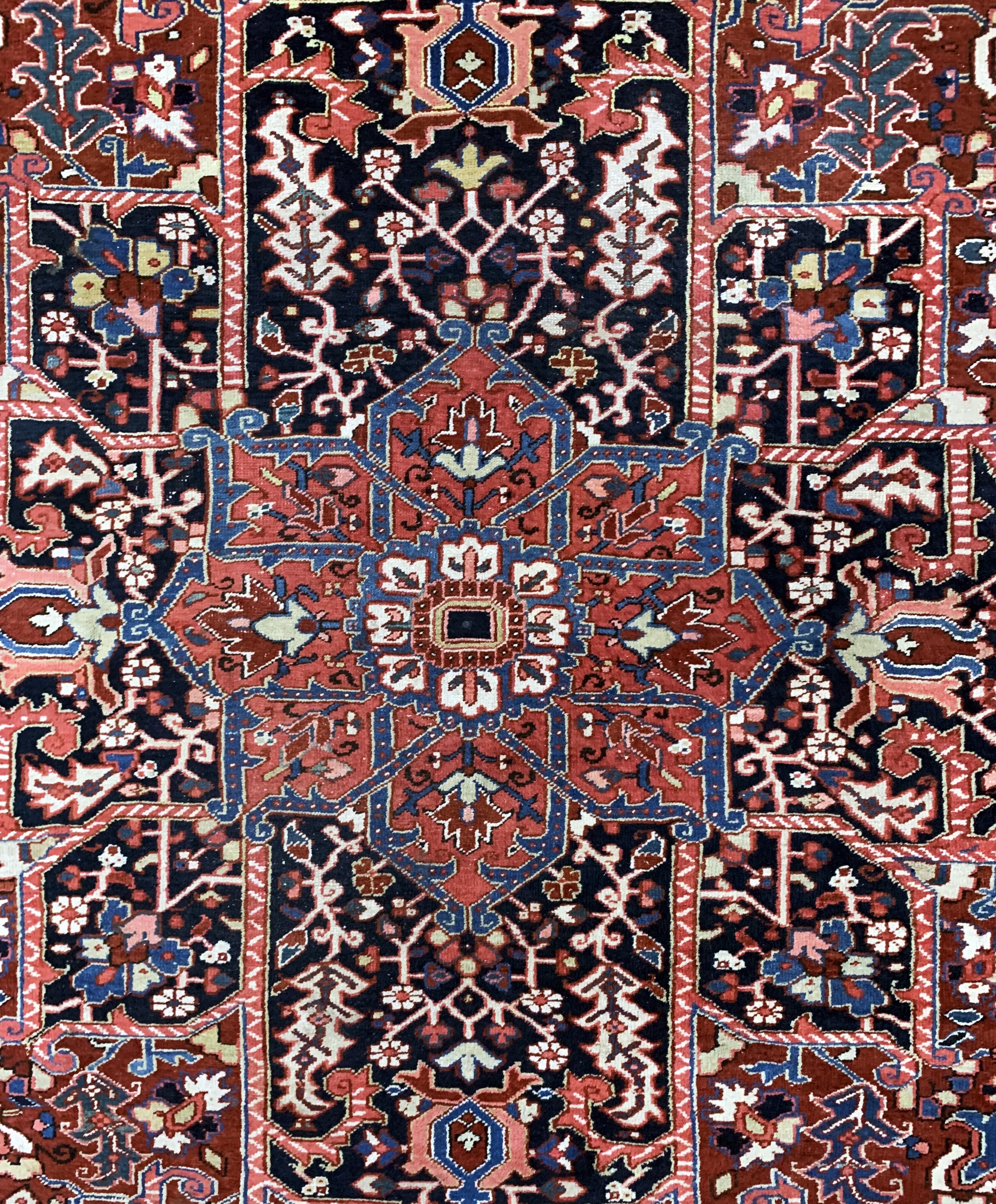 Detail d: Heriz alt, Persien, Anfang 20.Jhd, Wolle auf Baumwolle, ca. 396 x 294 cm, Mottenfraß, EHZ: 3