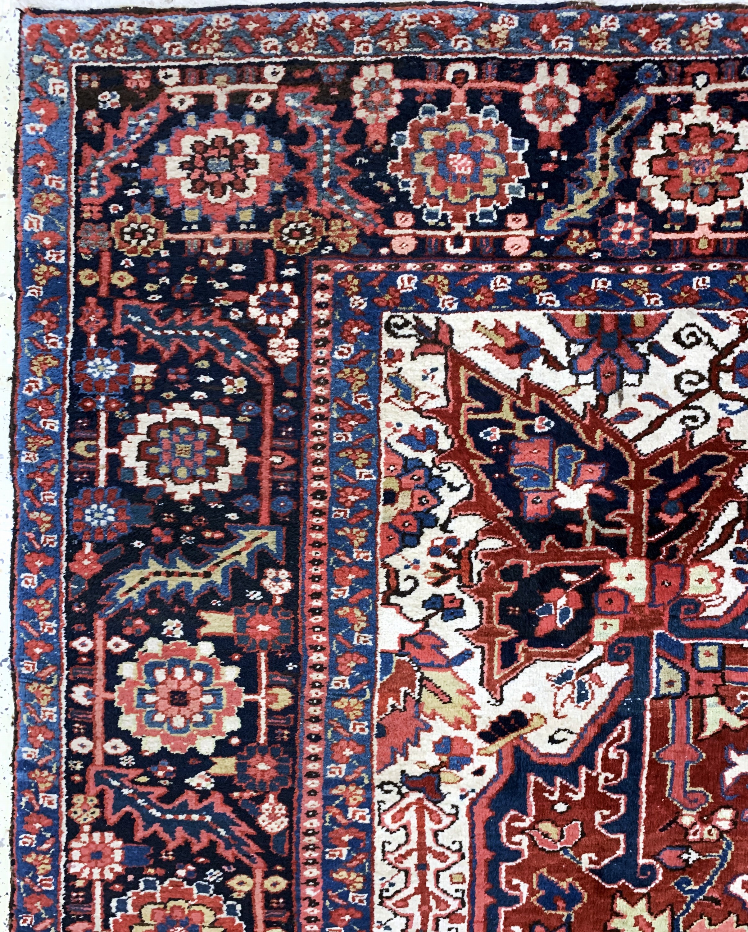 Detail e: Heriz alt, Persien, Anfang 20.Jhd, Wolle auf Baumwolle, ca. 396 x 294 cm, Mottenfraß, EHZ: 3