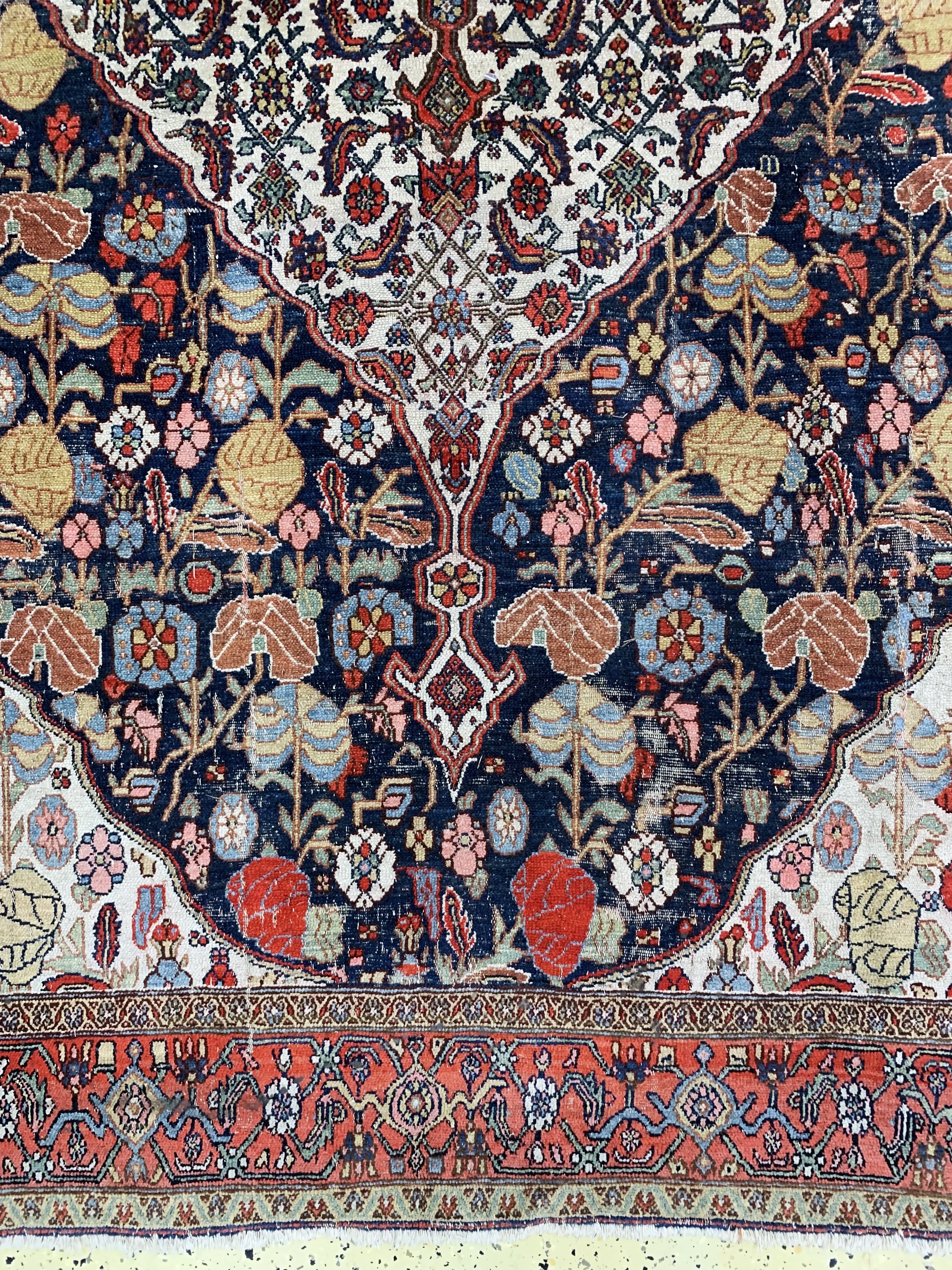 Detail b: Antiker Senneh, Persien, 19.Jhd, Wolle auf Baumwolle, ca. 380 x 313 cm, EHZ: 3