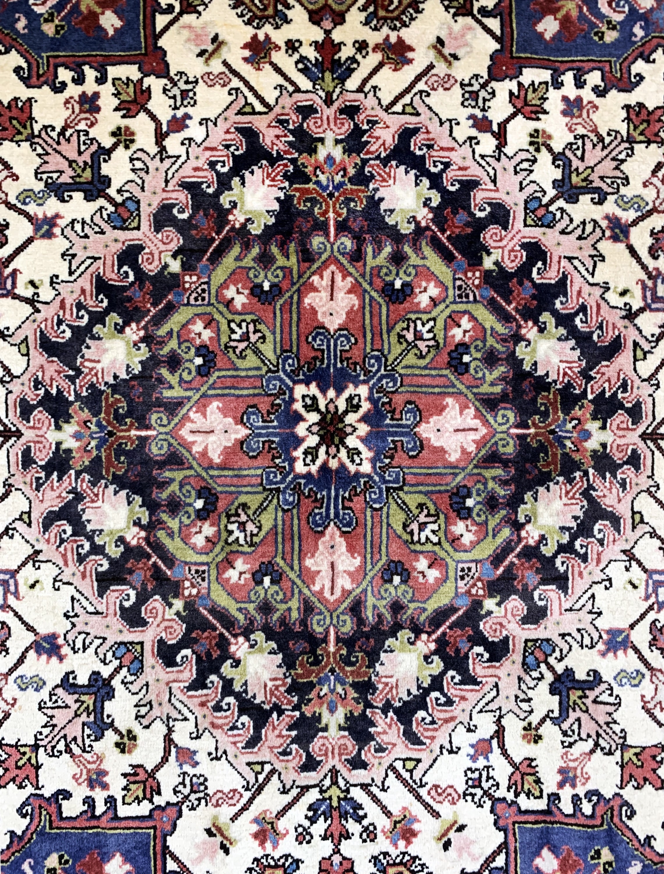 Detail b: Heriz alt, Persien, Mitte 20.Jhd, Wolle aufBaumwolle, ca. 193 x 147 cm, EHZ: 1-2