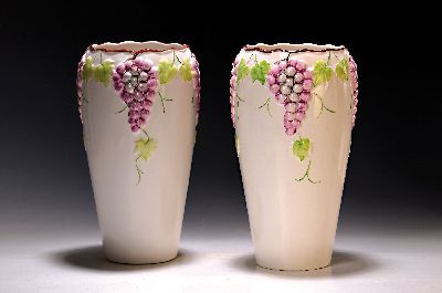 Image 26943813 - Paar Vasen, Alcobaca Portugal, Fayence, reliefiert mit Trauben und Weinlaub, bemalt, H. ...