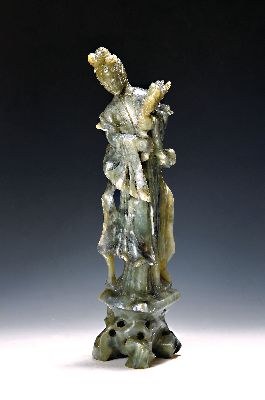 Image 26943841 - Guan Yin, China, 20. Jh., Jade/Nephrit geschnitzt, stehend mit Blumen in der Hand, H. ...