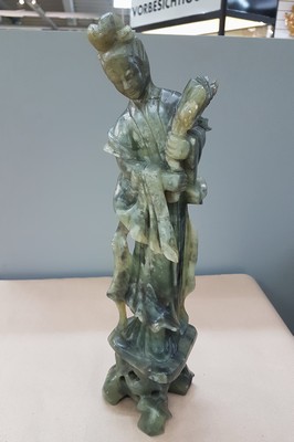 26943841a - Guan Yin, China, 20. Jh., Jade/Nephrit geschnitzt, stehend mit Blumen in der Hand, H. ...