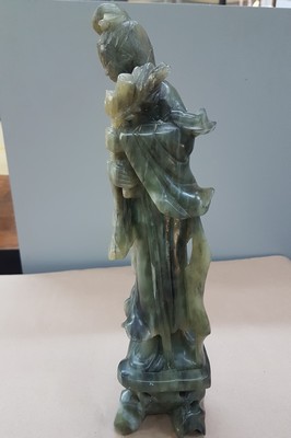 26943841f - Guan Yin, China, 20. Jh., Jade/Nephrit geschnitzt, stehend mit Blumen in der Hand, H. ...