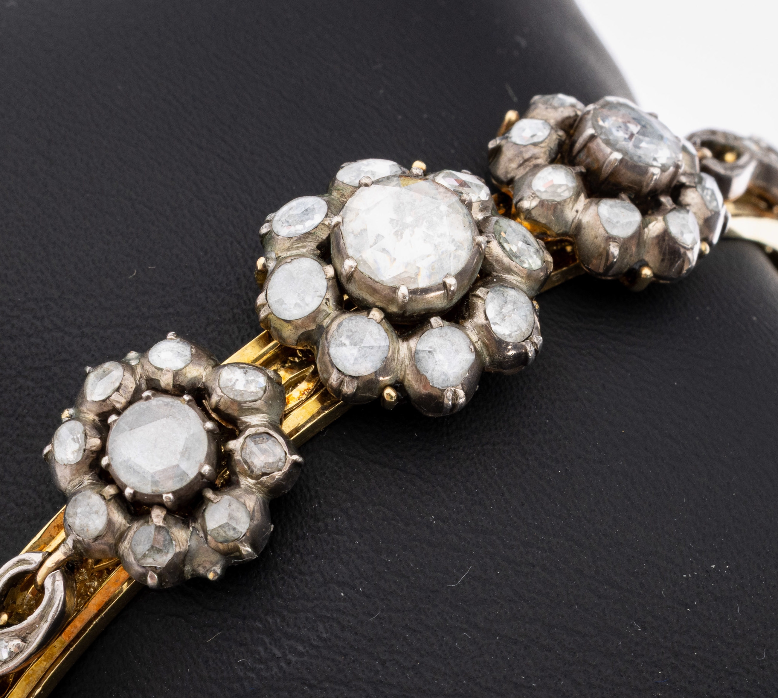 Detail a: 14 kt Gold Diamant-Armreif, GG 585/000, umlaufendes Dekor, aufgelegte Ornamente aus älterem Zusammenhang um 1860, 39 in Silber gefasste ...