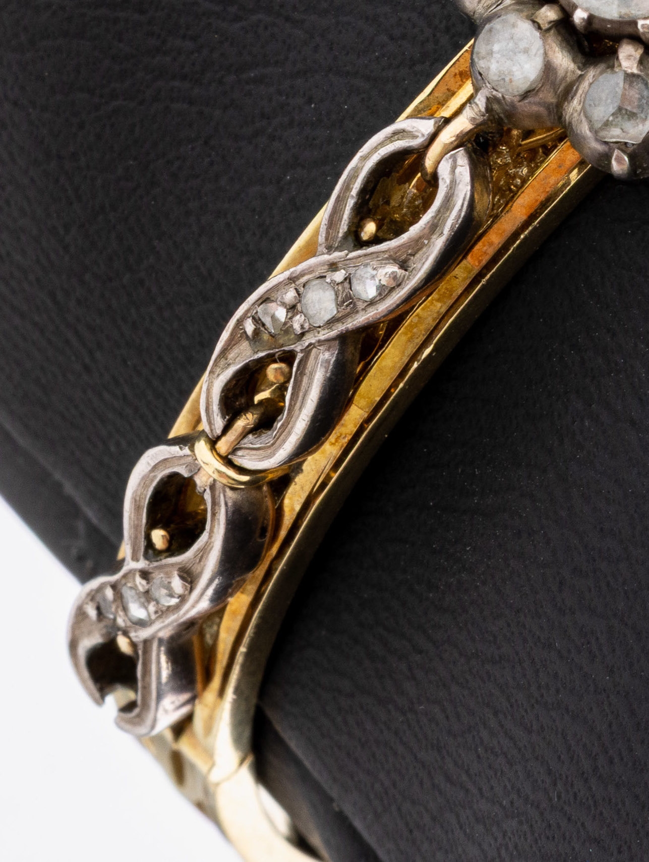 Detail b: 14 kt Gold Diamant-Armreif, GG 585/000, umlaufendes Dekor, aufgelegte Ornamente aus älterem Zusammenhang um 1860, 39 in Silber gefasste ...