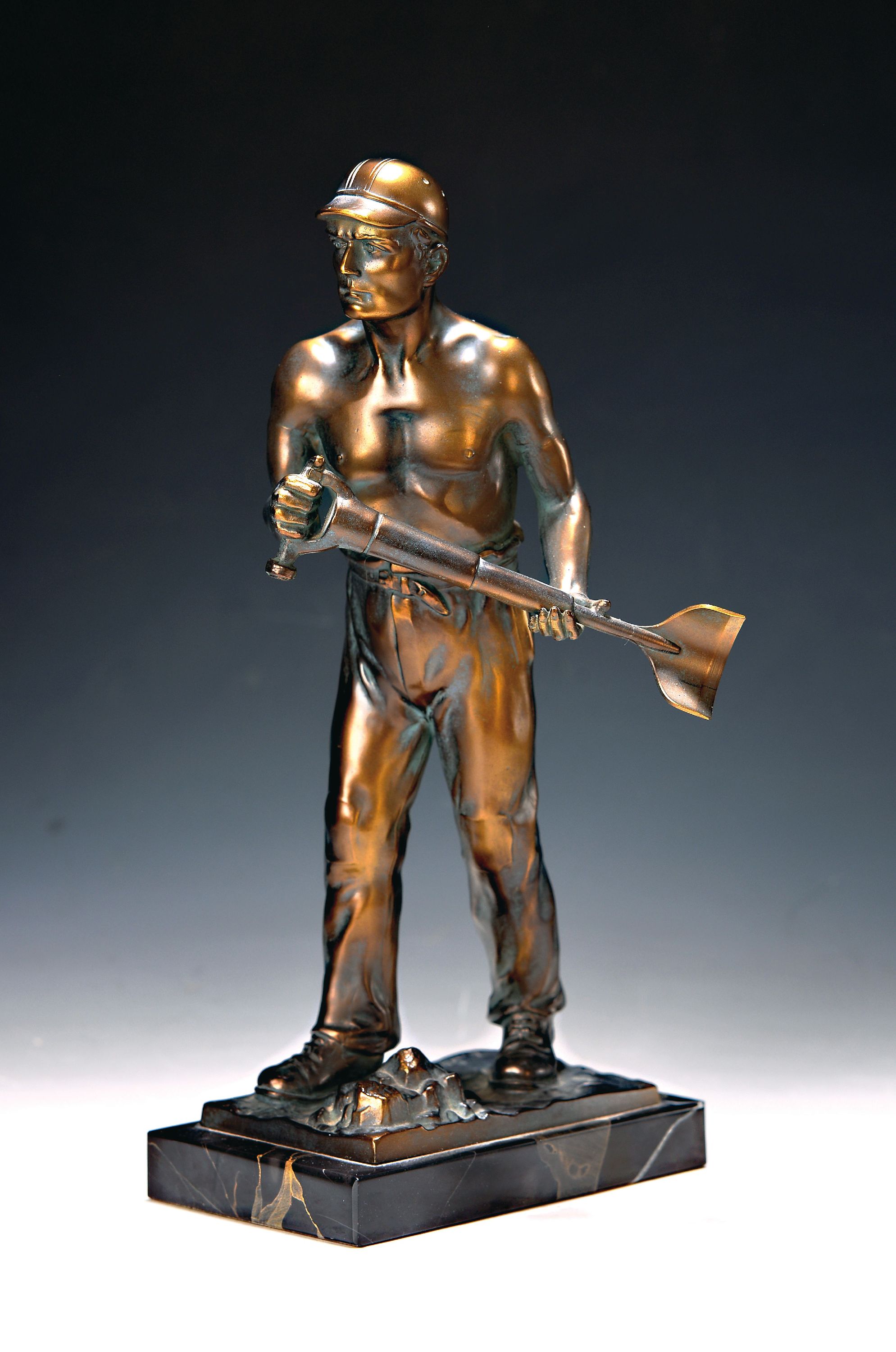 Erich Saalmann, deutscher Bildhauer, tätig zwischen 1918 und 1932, Figur eines Bergarbeiters, Bronzeguß, signiert, Marmorplinthe, Gesamth. ca. 31cm