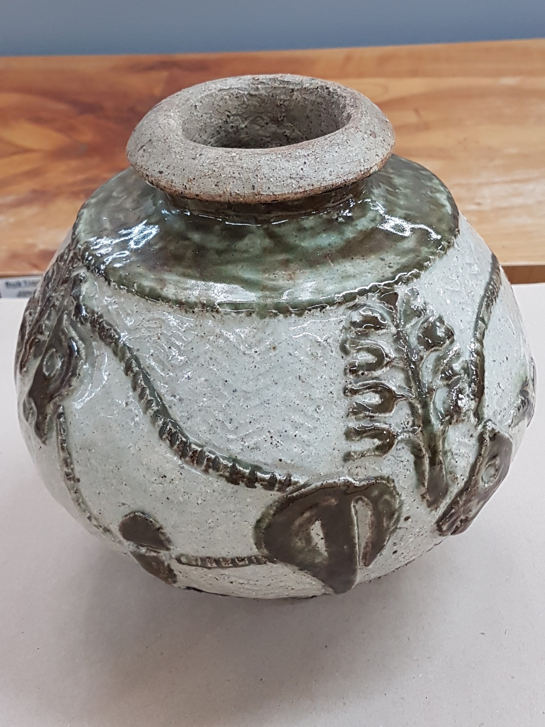 Detail a: Kugelvase von Ewald Mataré, 1887 Burtscheid -1965 Büderich, Keramik, dickwandige Ausführung mit Relief von Stieren, Pferden und Bäumen, beige und ...