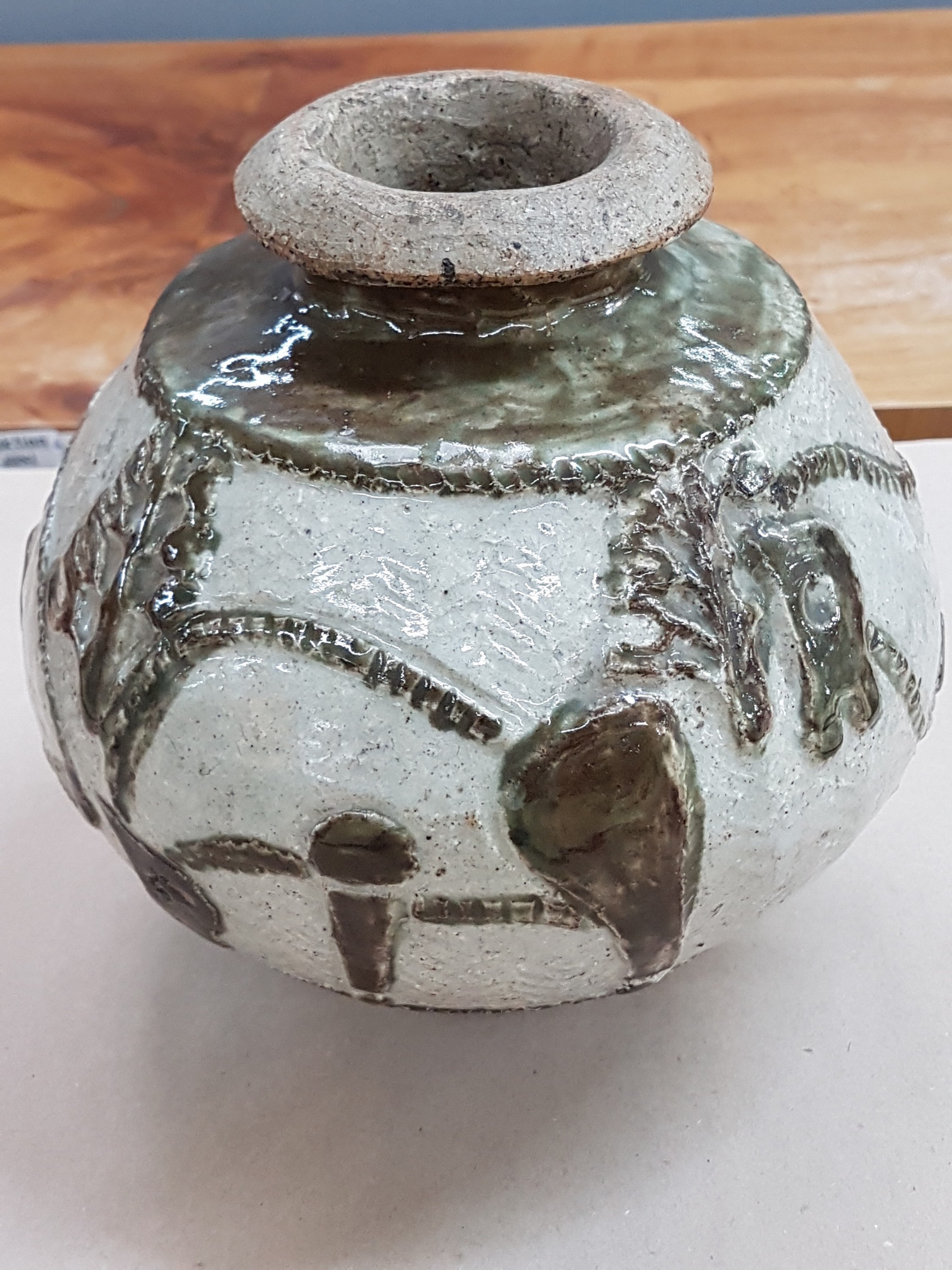 Detail b: Kugelvase von Ewald Mataré, 1887 Burtscheid -1965 Büderich, Keramik, dickwandige Ausführung mit Relief von Stieren, Pferden und Bäumen, beige und ...