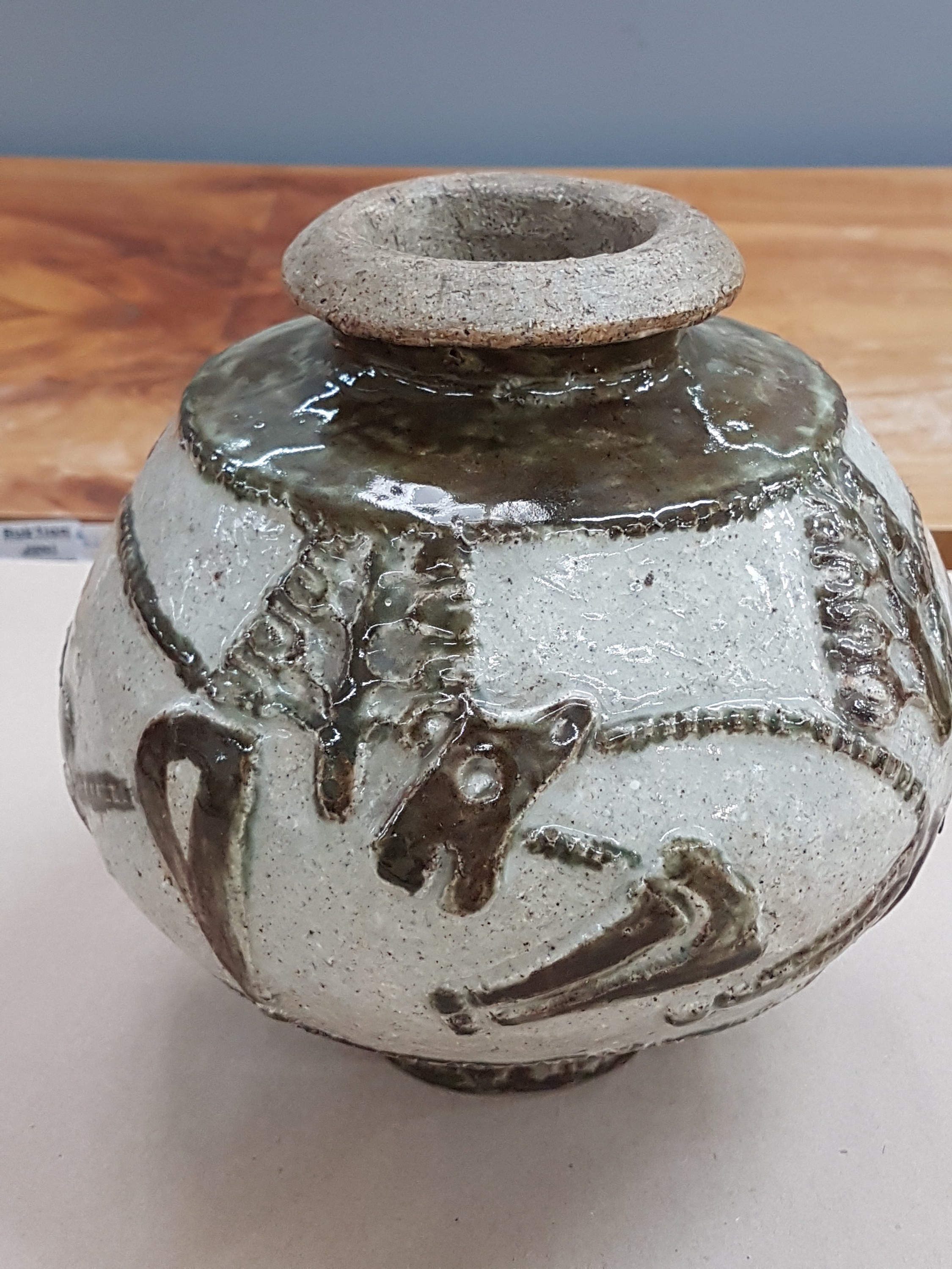 Detail c: Kugelvase von Ewald Mataré, 1887 Burtscheid -1965 Büderich, Keramik, dickwandige Ausführung mit Relief von Stieren, Pferden und Bäumen, beige und ...