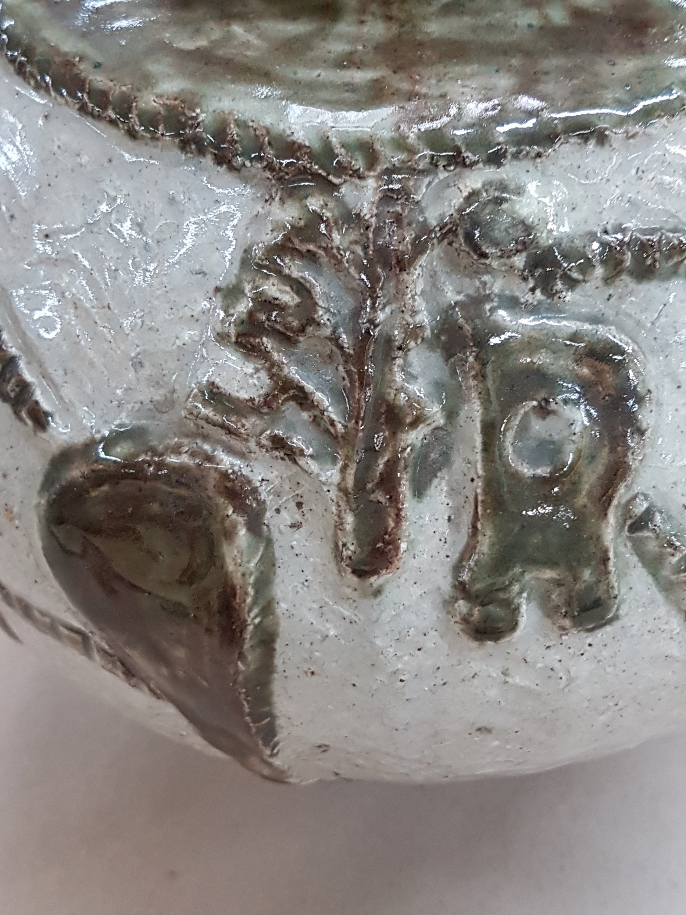 Detail d: Kugelvase von Ewald Mataré, 1887 Burtscheid -1965 Büderich, Keramik, dickwandige Ausführung mit Relief von Stieren, Pferden und Bäumen, beige und ...