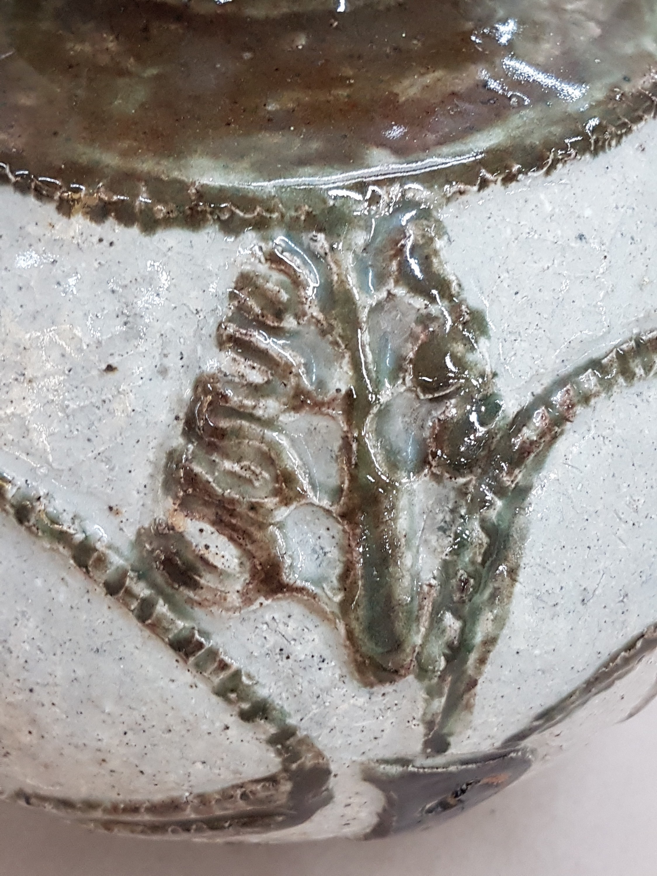 Detail e: Kugelvase von Ewald Mataré, 1887 Burtscheid -1965 Büderich, Keramik, dickwandige Ausführung mit Relief von Stieren, Pferden und Bäumen, beige und ...