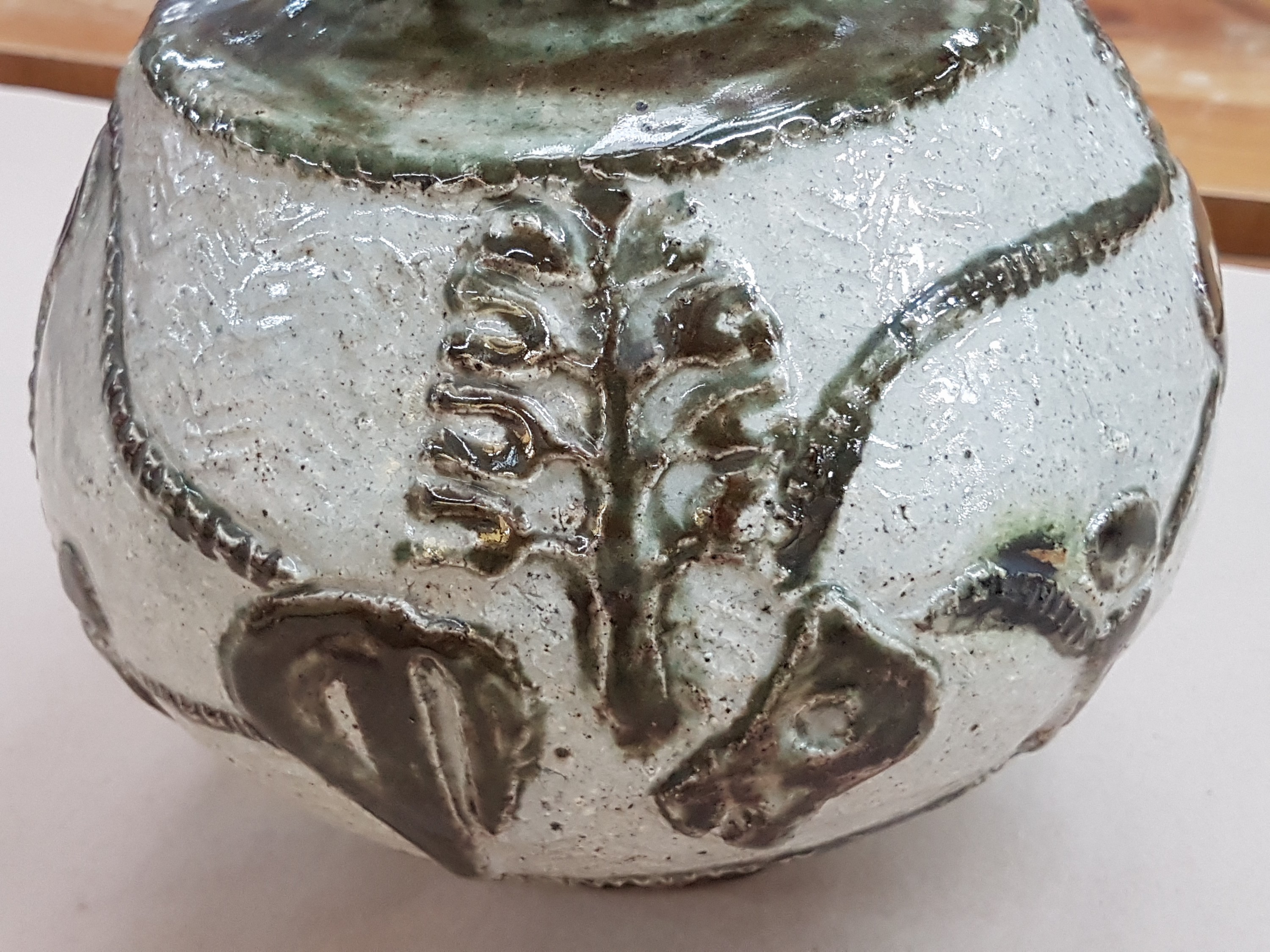 Detail f: Kugelvase von Ewald Mataré, 1887 Burtscheid -1965 Büderich, Keramik, dickwandige Ausführung mit Relief von Stieren, Pferden und Bäumen, beige und ...
