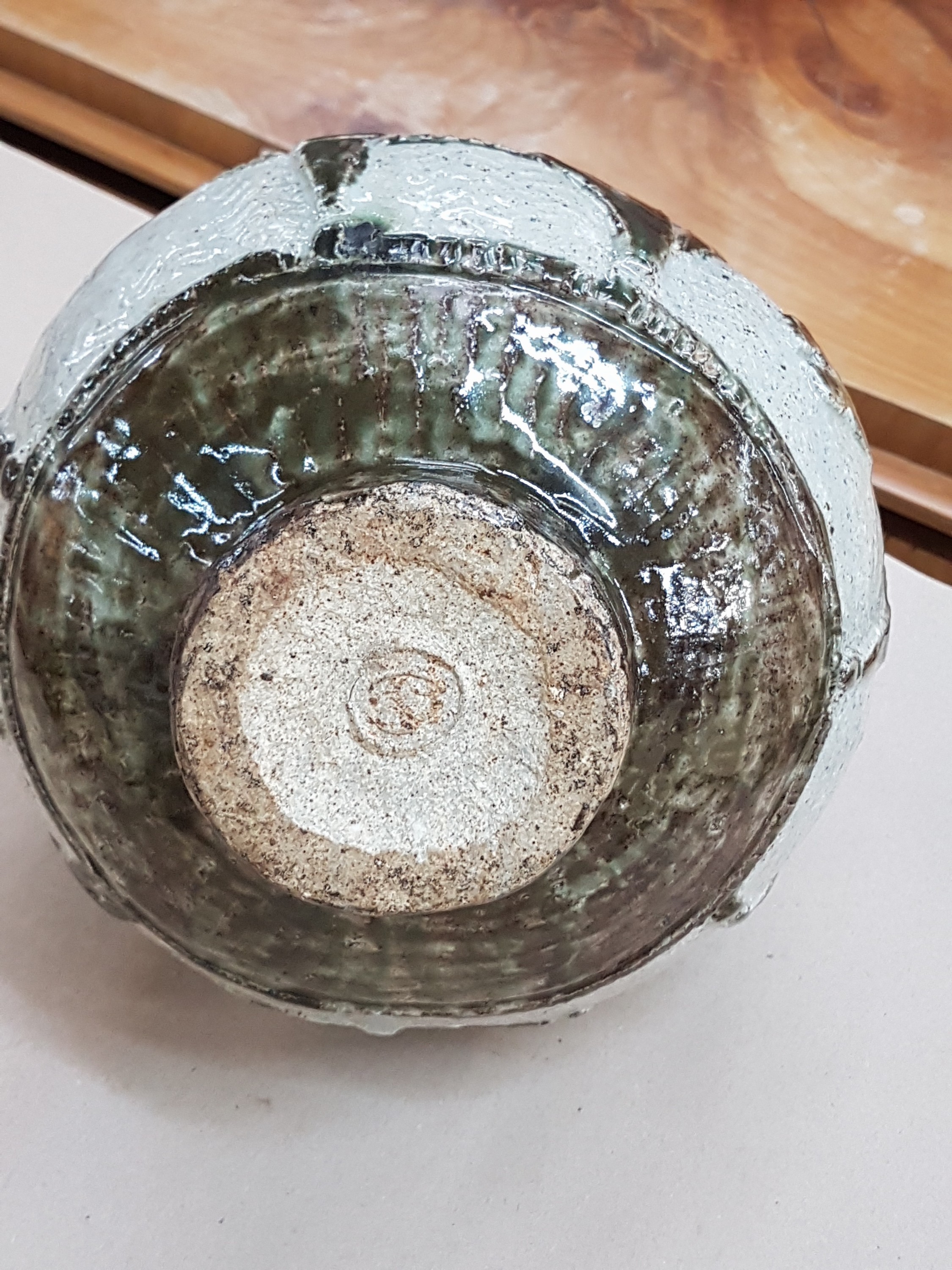 Detail g: Kugelvase von Ewald Mataré, 1887 Burtscheid -1965 Büderich, Keramik, dickwandige Ausführung mit Relief von Stieren, Pferden und Bäumen, beige und ...