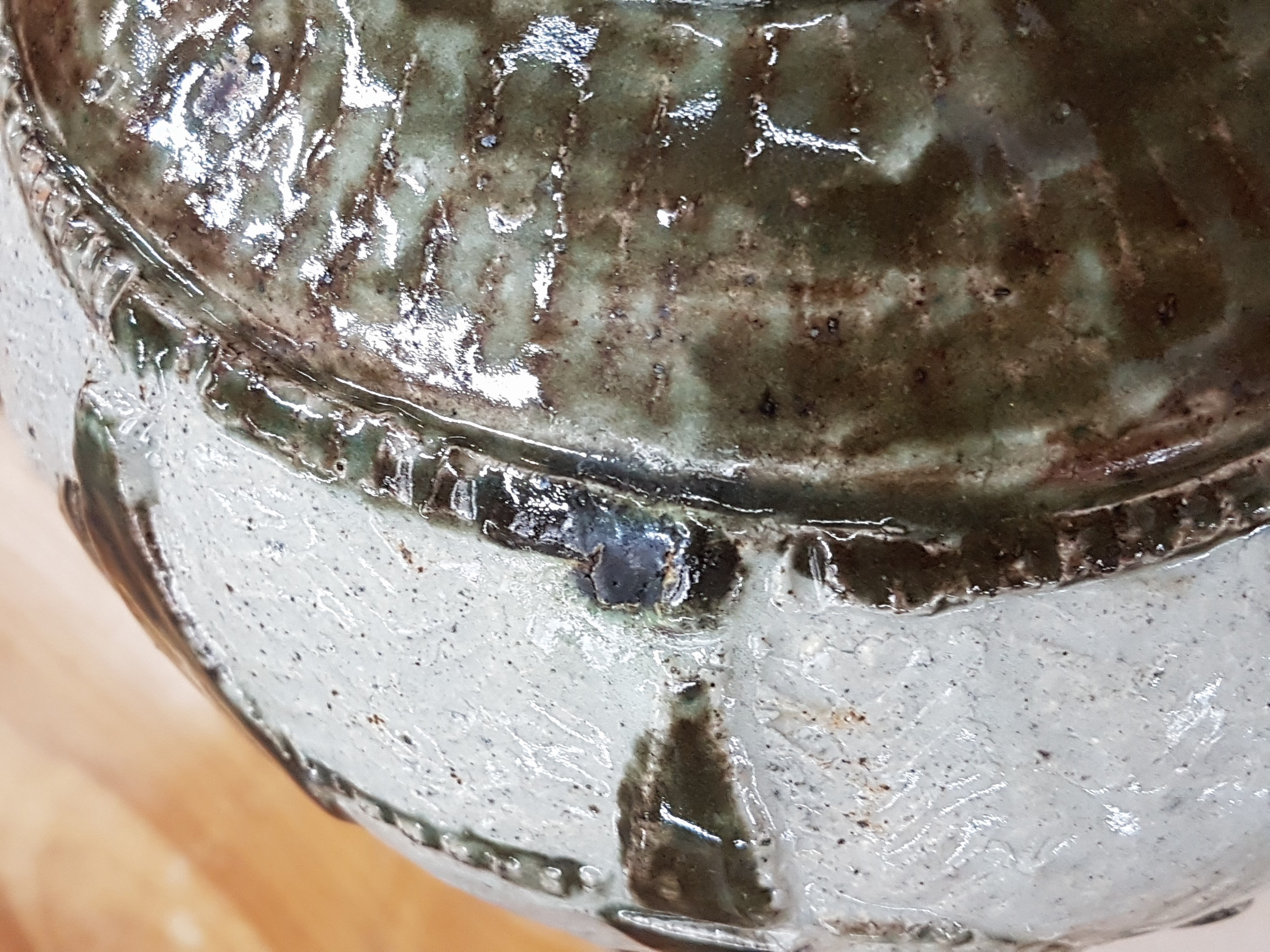 Detail i: Kugelvase von Ewald Mataré, 1887 Burtscheid -1965 Büderich, Keramik, dickwandige Ausführung mit Relief von Stieren, Pferden und Bäumen, beige und ...
