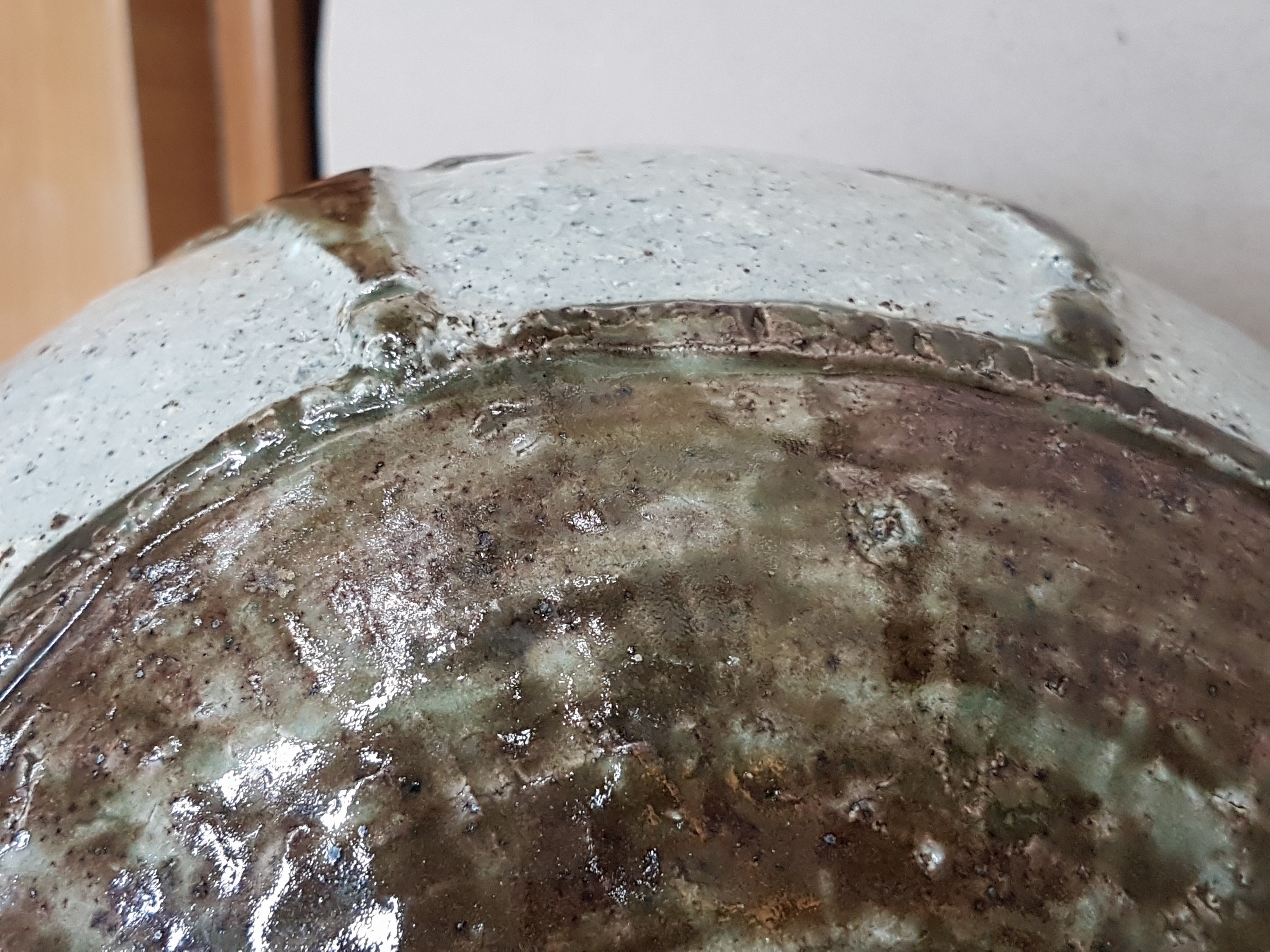 Detail j: Kugelvase von Ewald Mataré, 1887 Burtscheid -1965 Büderich, Keramik, dickwandige Ausführung mit Relief von Stieren, Pferden und Bäumen, beige und ...