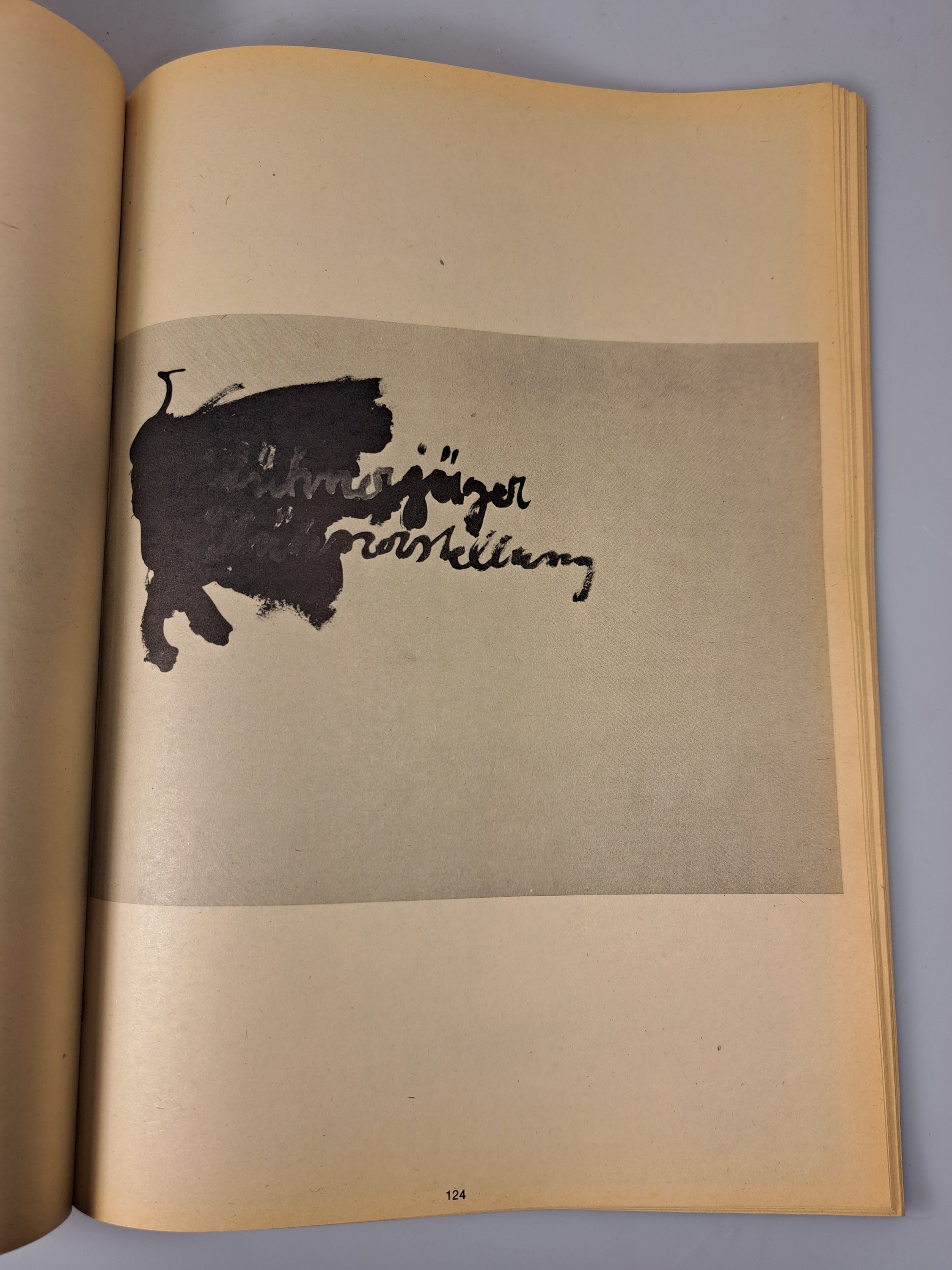 Detail i: Joseph Beuys, 1921-1987, Buchband: Zeichnungen von 1946-1971, Ed. Galerie Schmela, limit. Auflage 285/500, Frontispiz von Beuys handsigniert mit ...