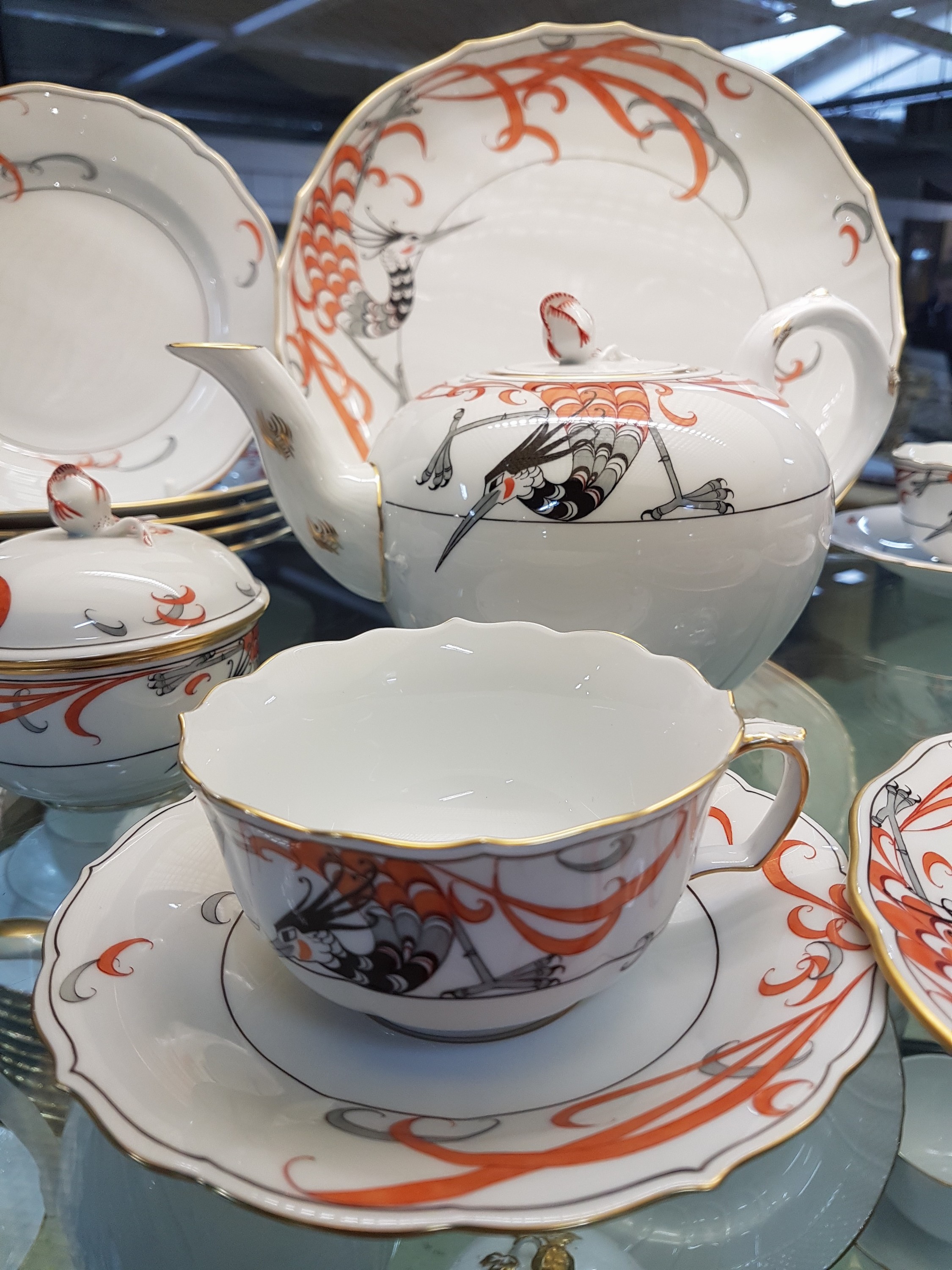 Detail a: Teeservice für 6 Personen, Meissen, 20. Jh., 1. Wahl, Dekor Feuervogel in Grau und Rot, Goldränder, Teekanne, Zuckerdose, 6 Tassen mit Untertassen, ...