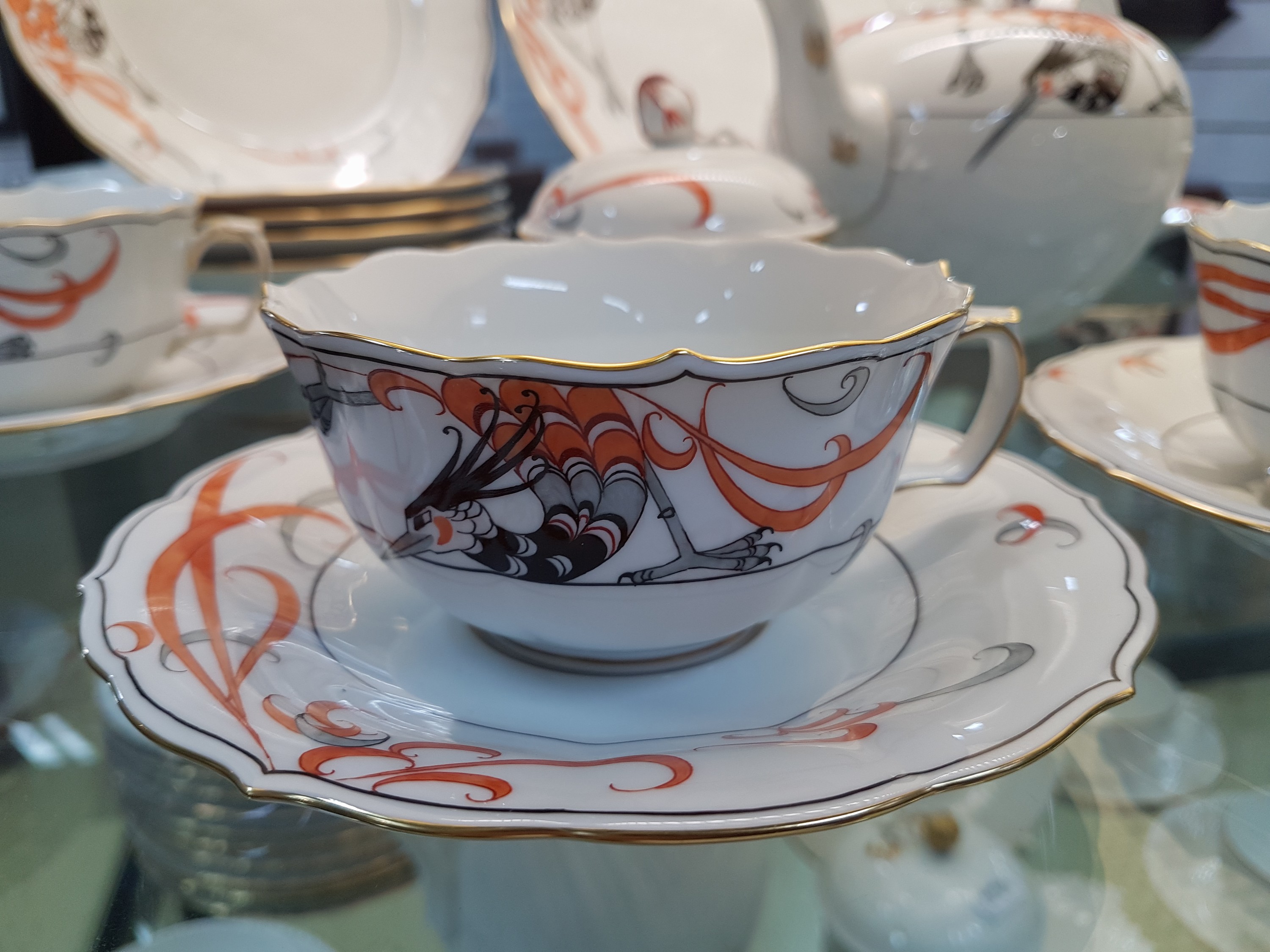 Detail b: Teeservice für 6 Personen, Meissen, 20. Jh., 1. Wahl, Dekor Feuervogel in Grau und Rot, Goldränder, Teekanne, Zuckerdose, 6 Tassen mit Untertassen, ...