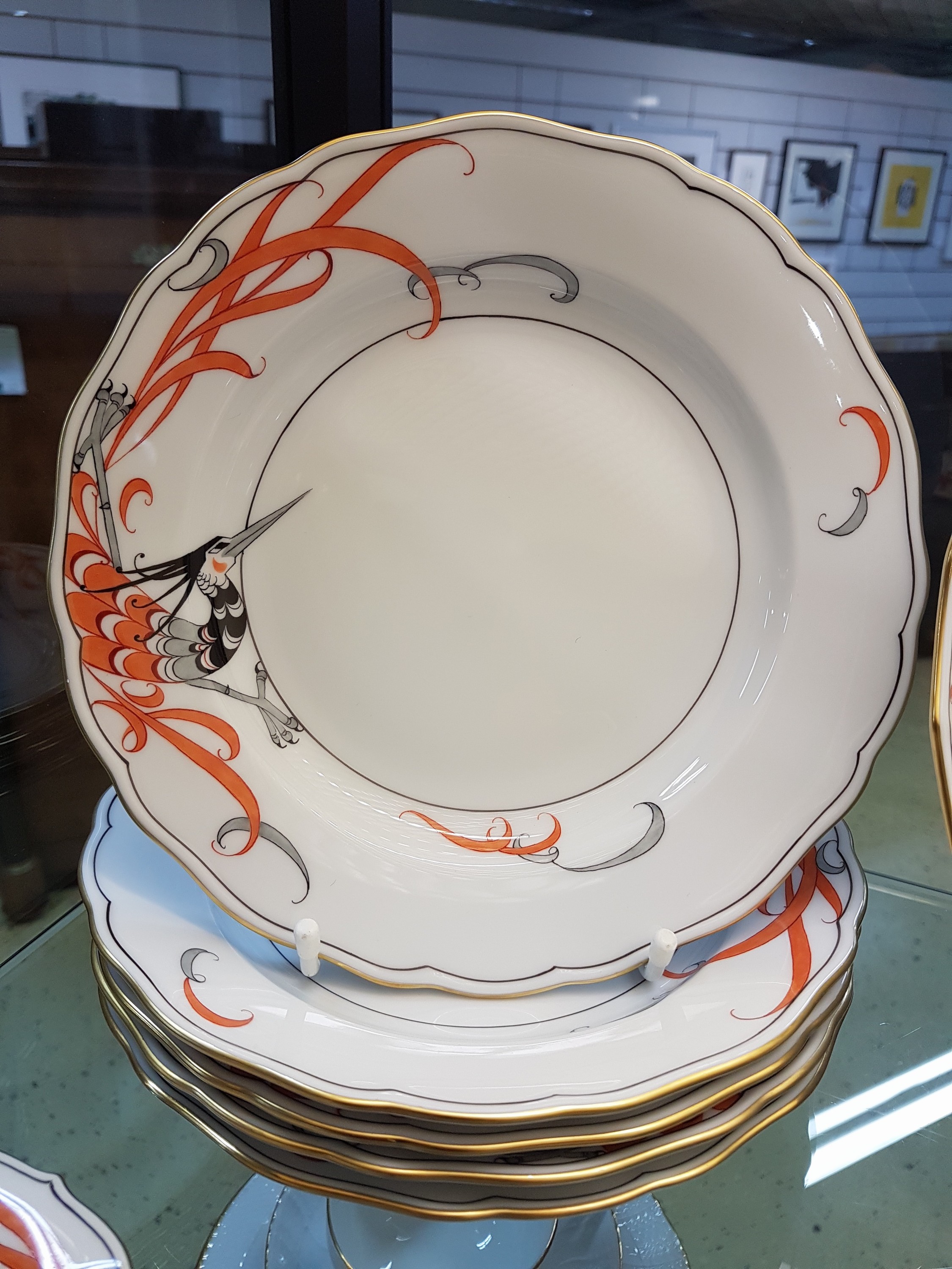 Detail c: Teeservice für 6 Personen, Meissen, 20. Jh., 1. Wahl, Dekor Feuervogel in Grau und Rot, Goldränder, Teekanne, Zuckerdose, 6 Tassen mit Untertassen, ...