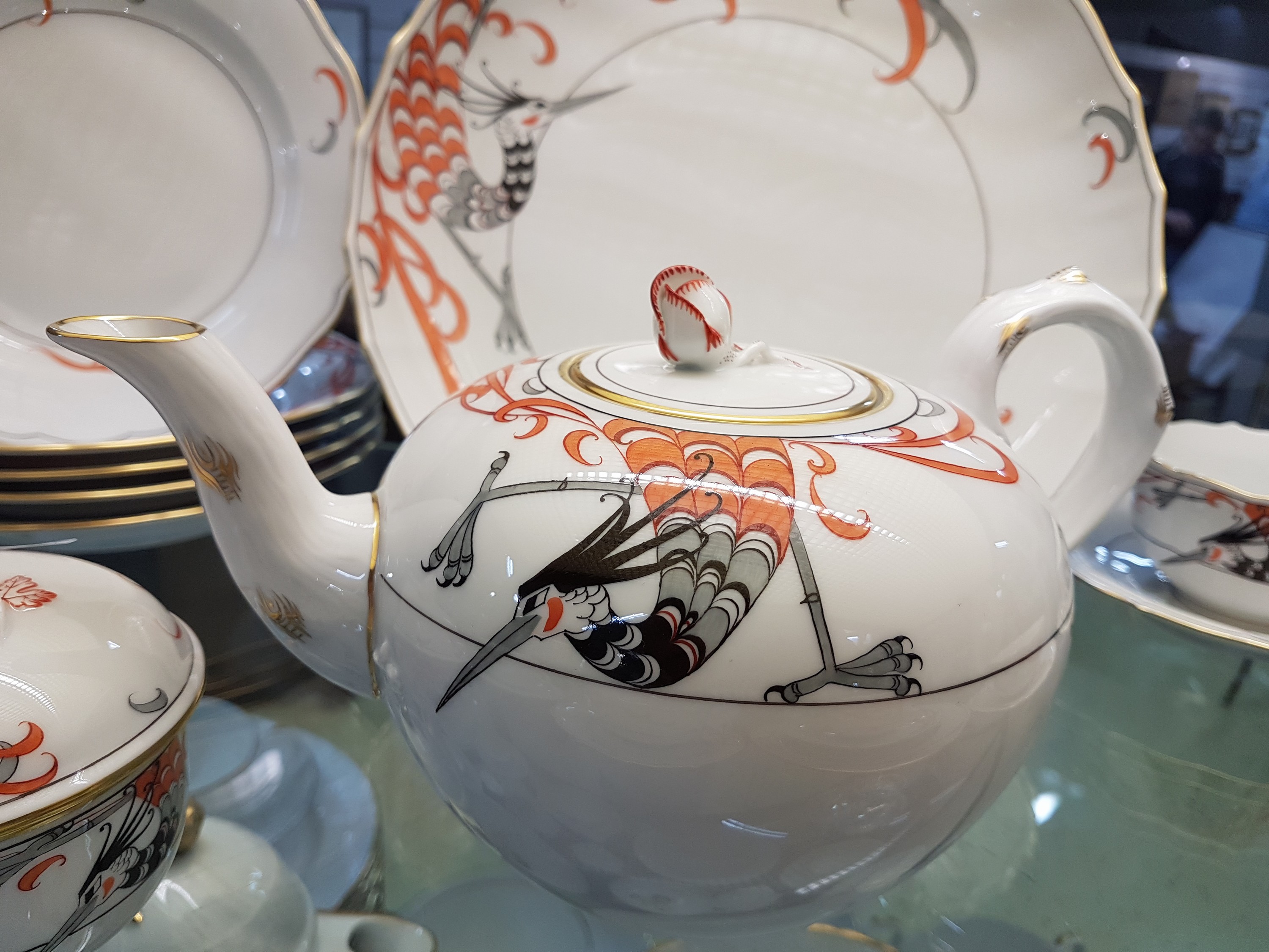Detail d: Teeservice für 6 Personen, Meissen, 20. Jh., 1. Wahl, Dekor Feuervogel in Grau und Rot, Goldränder, Teekanne, Zuckerdose, 6 Tassen mit Untertassen, ...