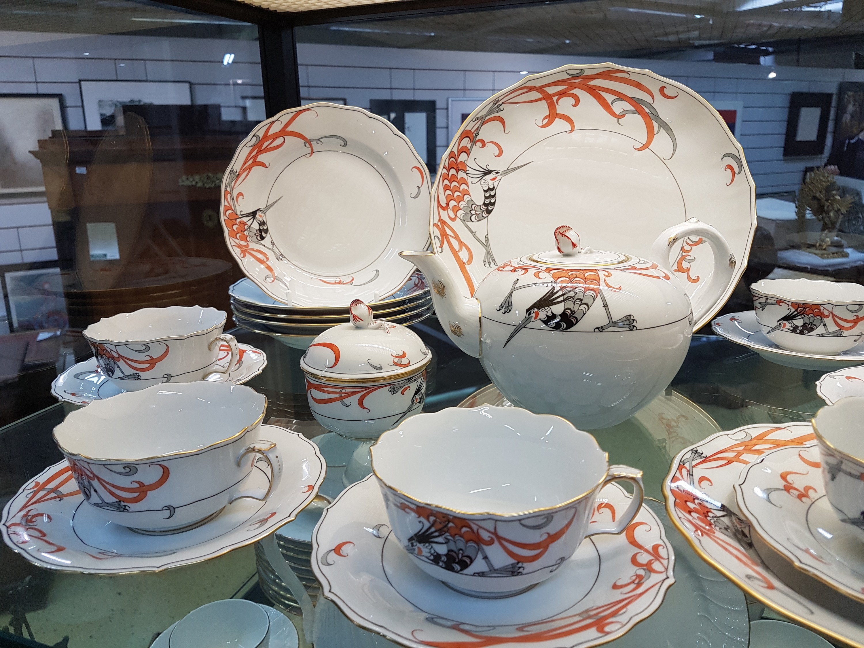 Detail e: Teeservice für 6 Personen, Meissen, 20. Jh., 1. Wahl, Dekor Feuervogel in Grau und Rot, Goldränder, Teekanne, Zuckerdose, 6 Tassen mit Untertassen, ...