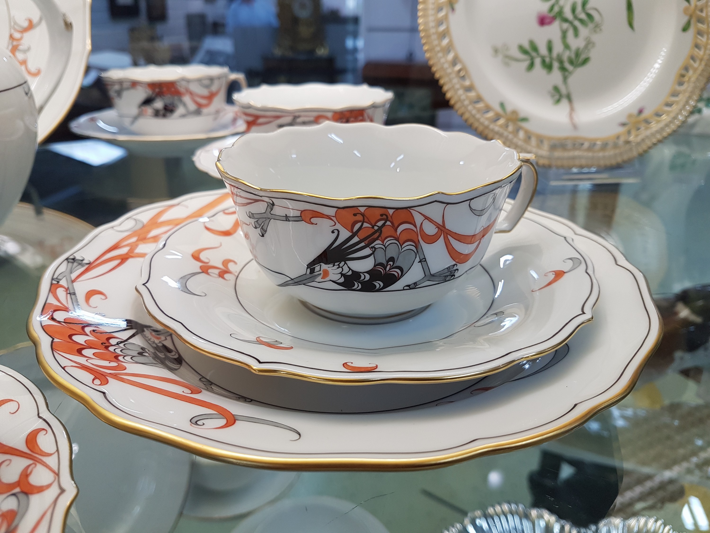 Detail f: Teeservice für 6 Personen, Meissen, 20. Jh., 1. Wahl, Dekor Feuervogel in Grau und Rot, Goldränder, Teekanne, Zuckerdose, 6 Tassen mit Untertassen, ...