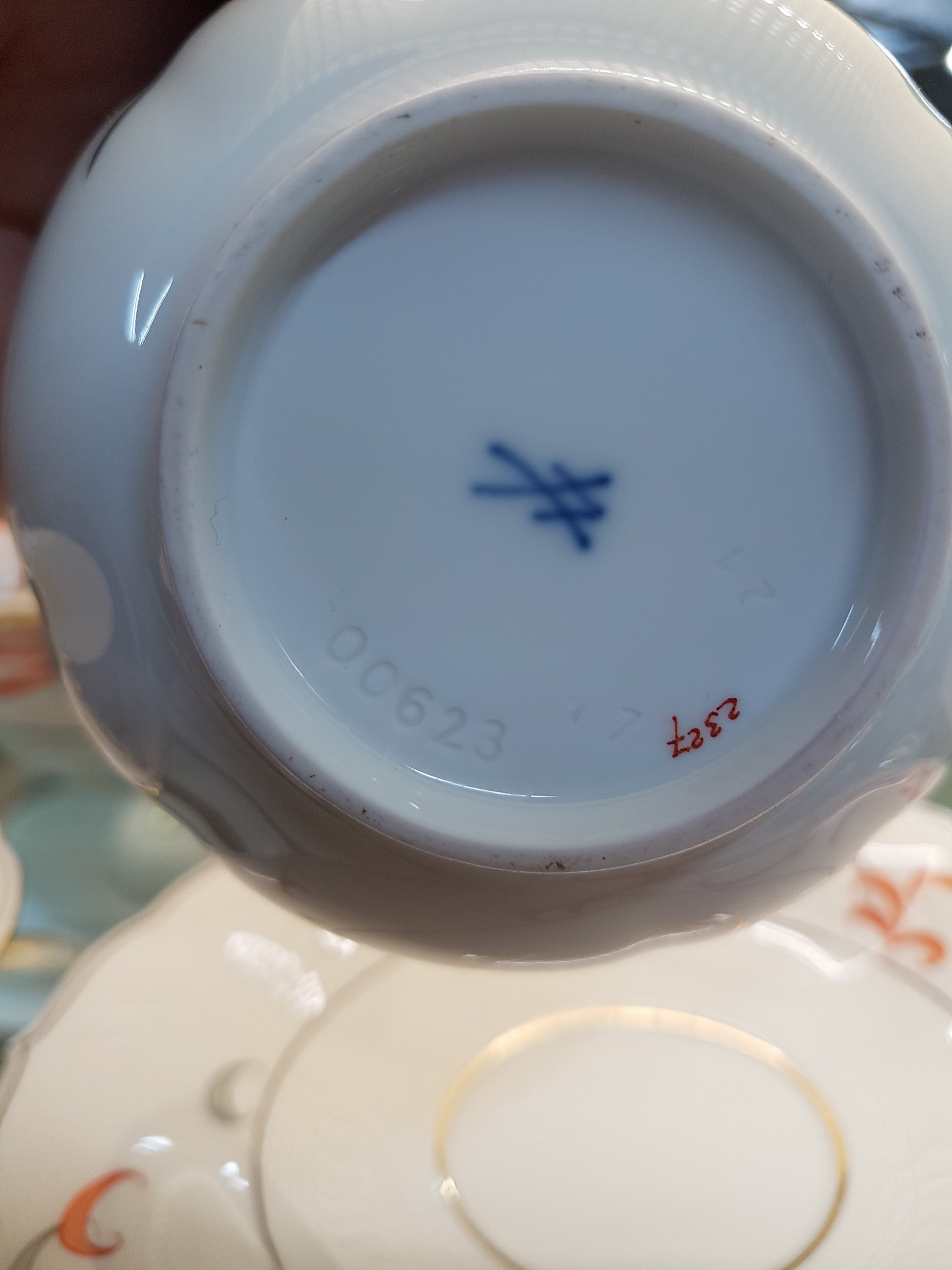 Detail g: Teeservice für 6 Personen, Meissen, 20. Jh., 1. Wahl, Dekor Feuervogel in Grau und Rot, Goldränder, Teekanne, Zuckerdose, 6 Tassen mit Untertassen, ...