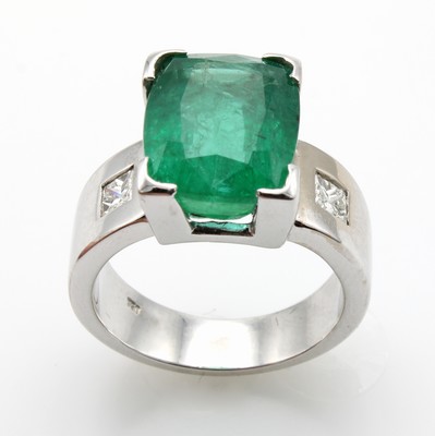 Image Ring mit Smaragd und Diamanten, WG 750/000, Smaragd im EM-Cut ca. 7.65 ct, 2 Diam. zus. ...