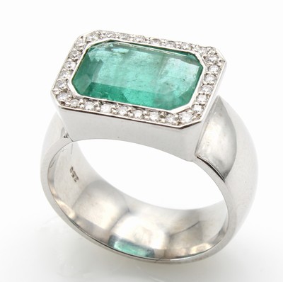 Image Ring mit Smaragd und Brillanten, WG 750/000,8-eckiger Smaragd ca. 4.5 ct, Brill. zus. ...