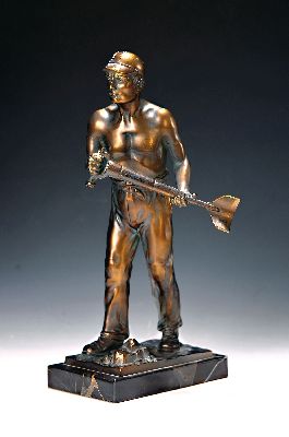 Image Erich Saalmann, deutscher Bildhauer, tätig zwischen 1918 und 1932, Figur eines ...