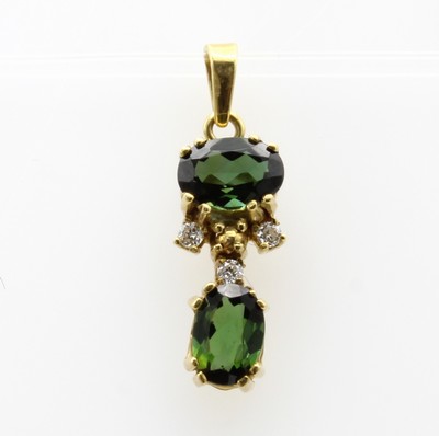 Image Anhänger mit Turmalinen und Brillanten, GG 750/000, 2 grüne Turmaline zus. ca. ...