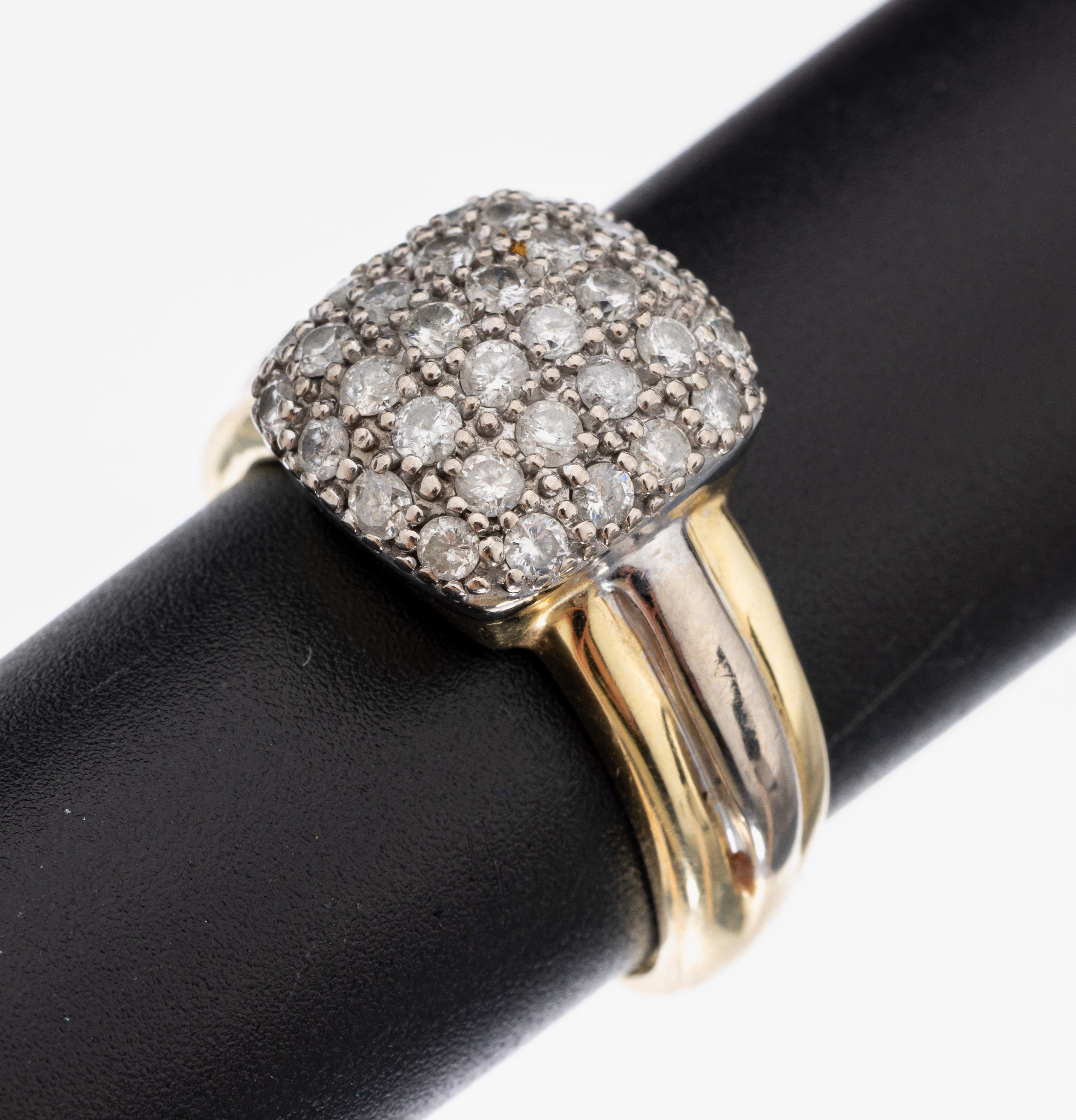 14 kt Gold Brillant-Ring, GG/WG 585/000, Ringkopf mit 32 in WG gefassten Brillanten zus. ca. 0.75 ct Weiß/p3, RW 62, ca. 8.4 g